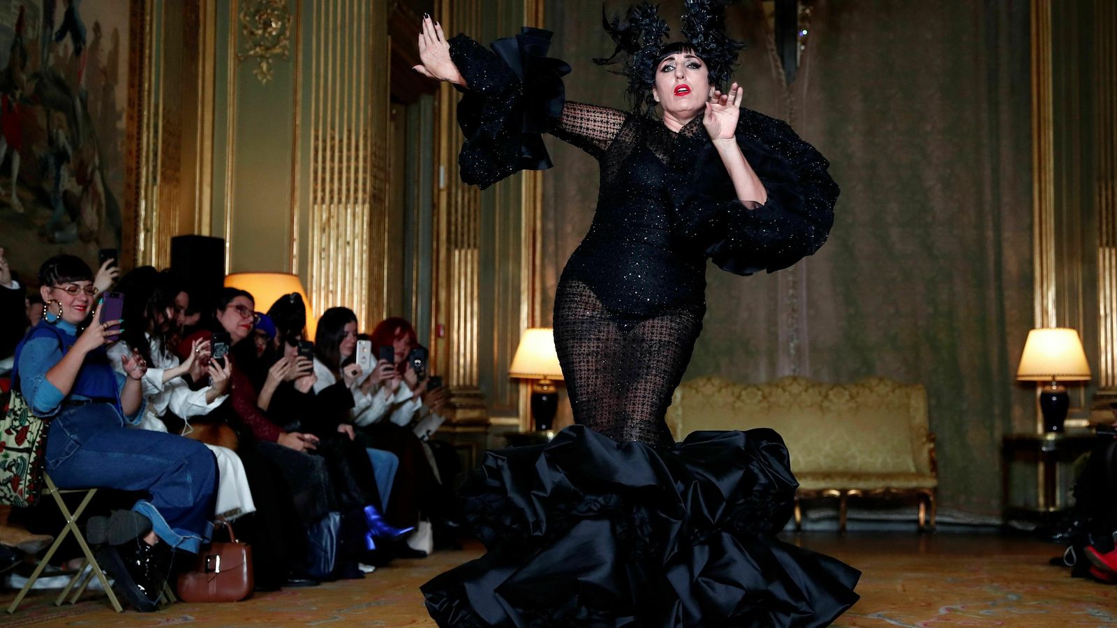 Rossy de Palma, luciendo un diseño de la cordobesa Juana Martín en la Semana de la Alta Costura de París.