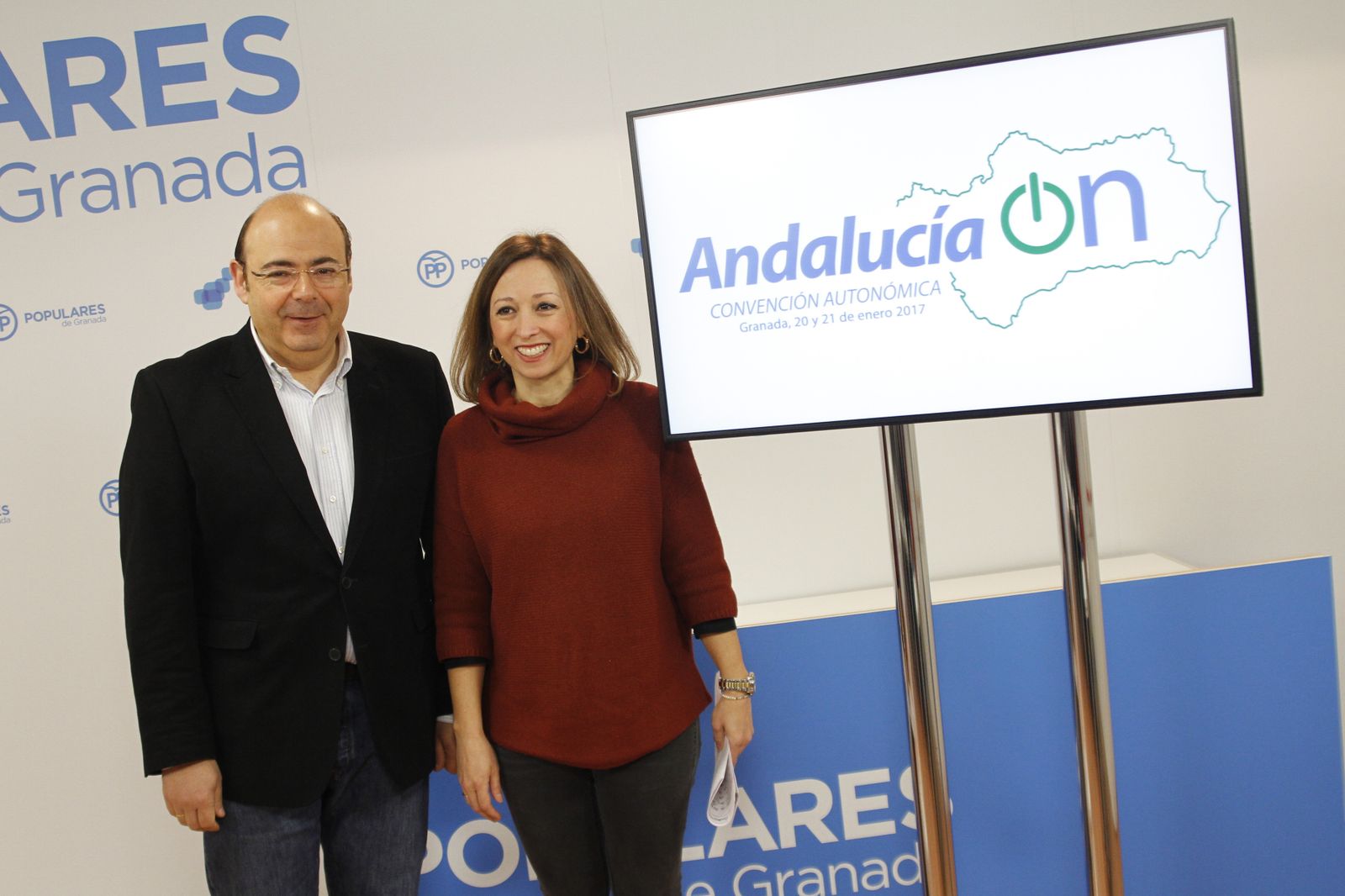 El presidente del PP de Granada, Sebastián Pérez, y la vicesecretaria de Organización del PP-A, Patricia Navarro.
