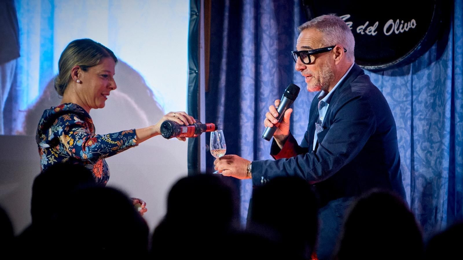 Goyo González, con una copa de Fino durante su pregón.