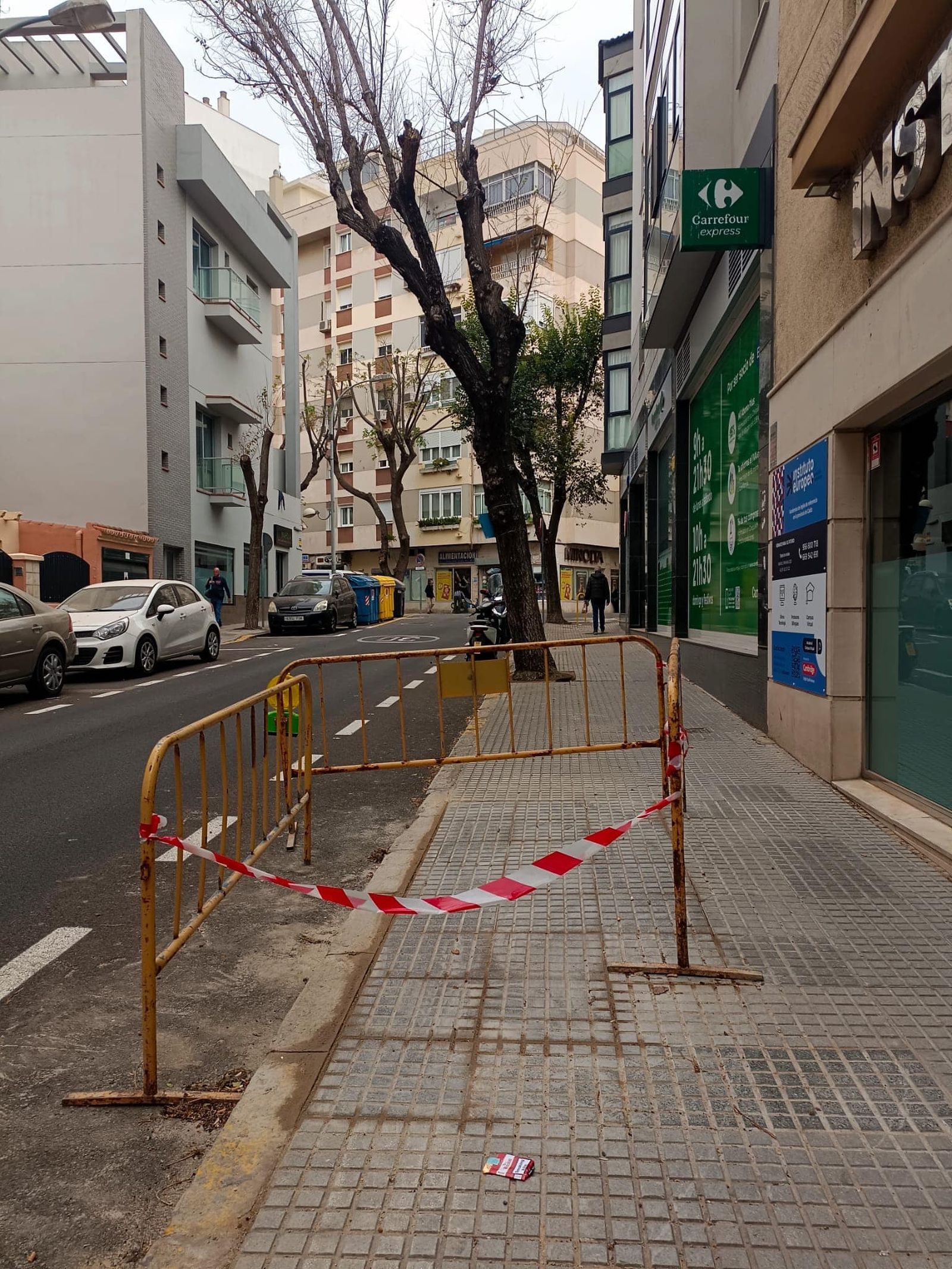 Alcorque eliminado y tapado ya con baldosas de acera, en Bahía Blanca.