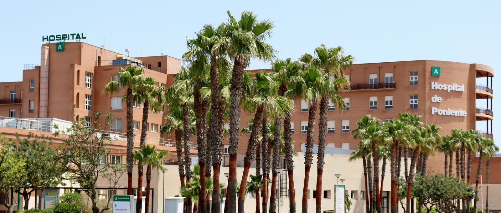 Exterior del Hospital de Poniente, en El Ejido.