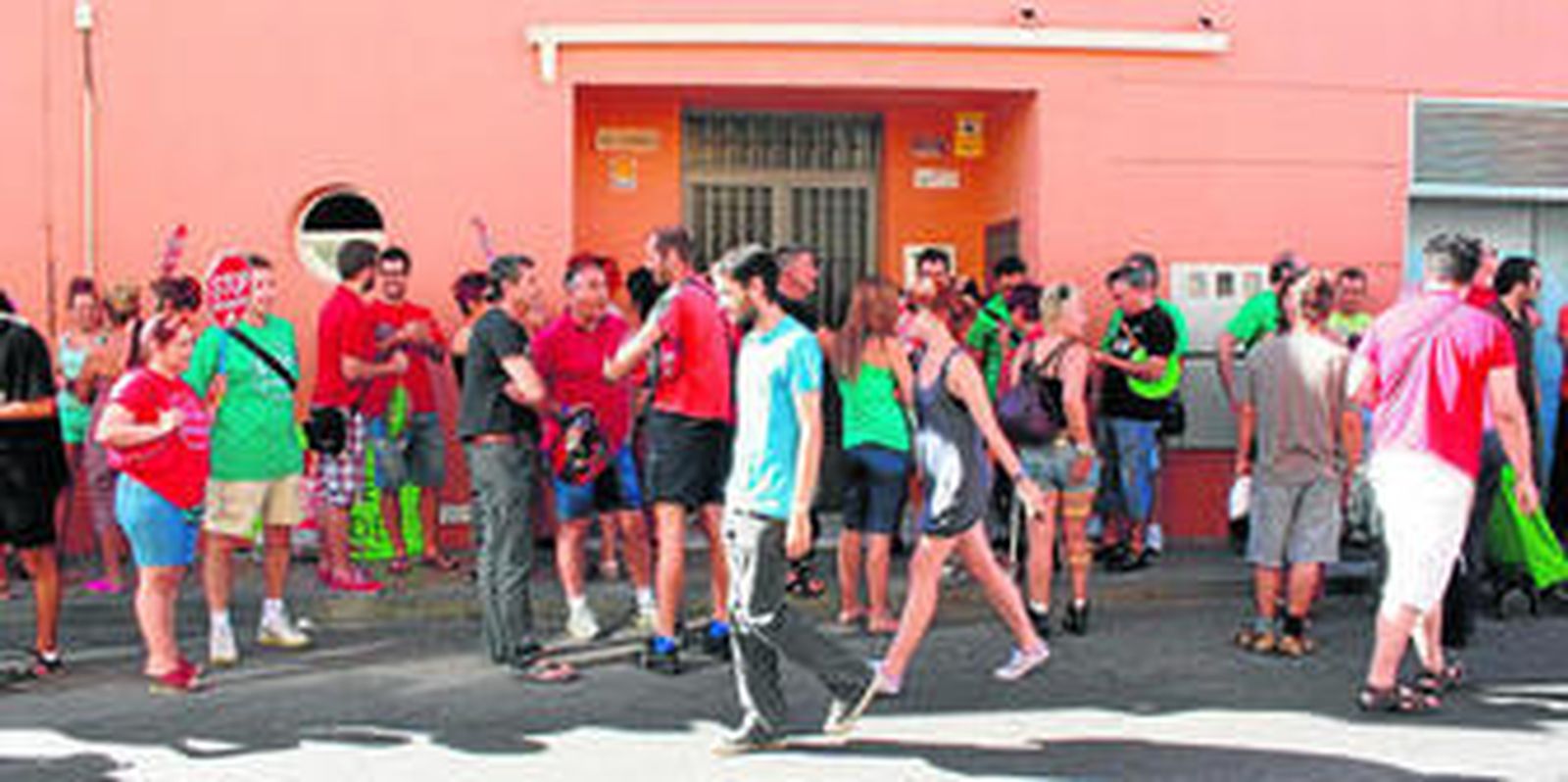 Grupo de personas que ayer se sumaron a la acción reivindicativa para frenar al desahucio, entre ellos familiares, vecinos y miembros de la Plataforma Stop Desahucios de Almería.