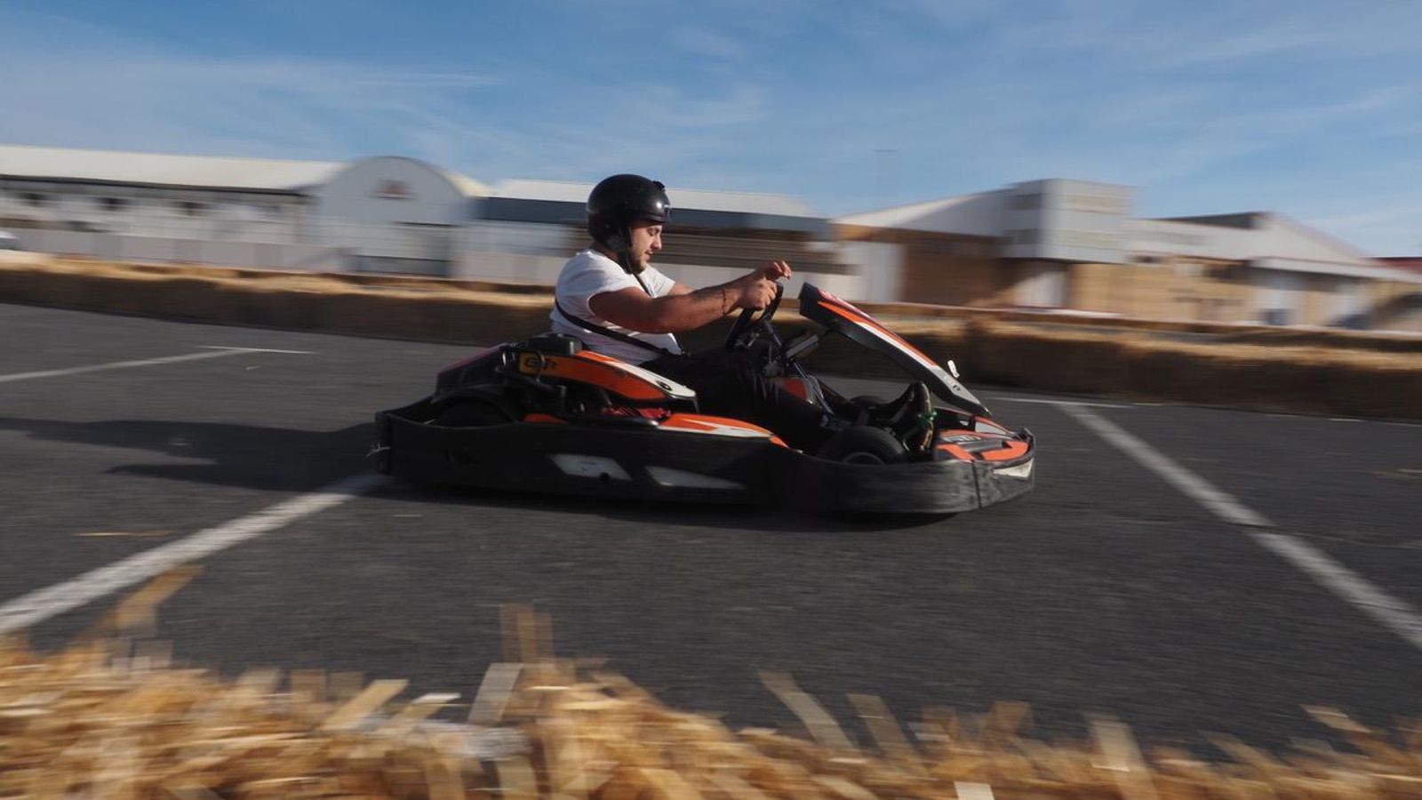 Un vecino de la localidad en el kart.