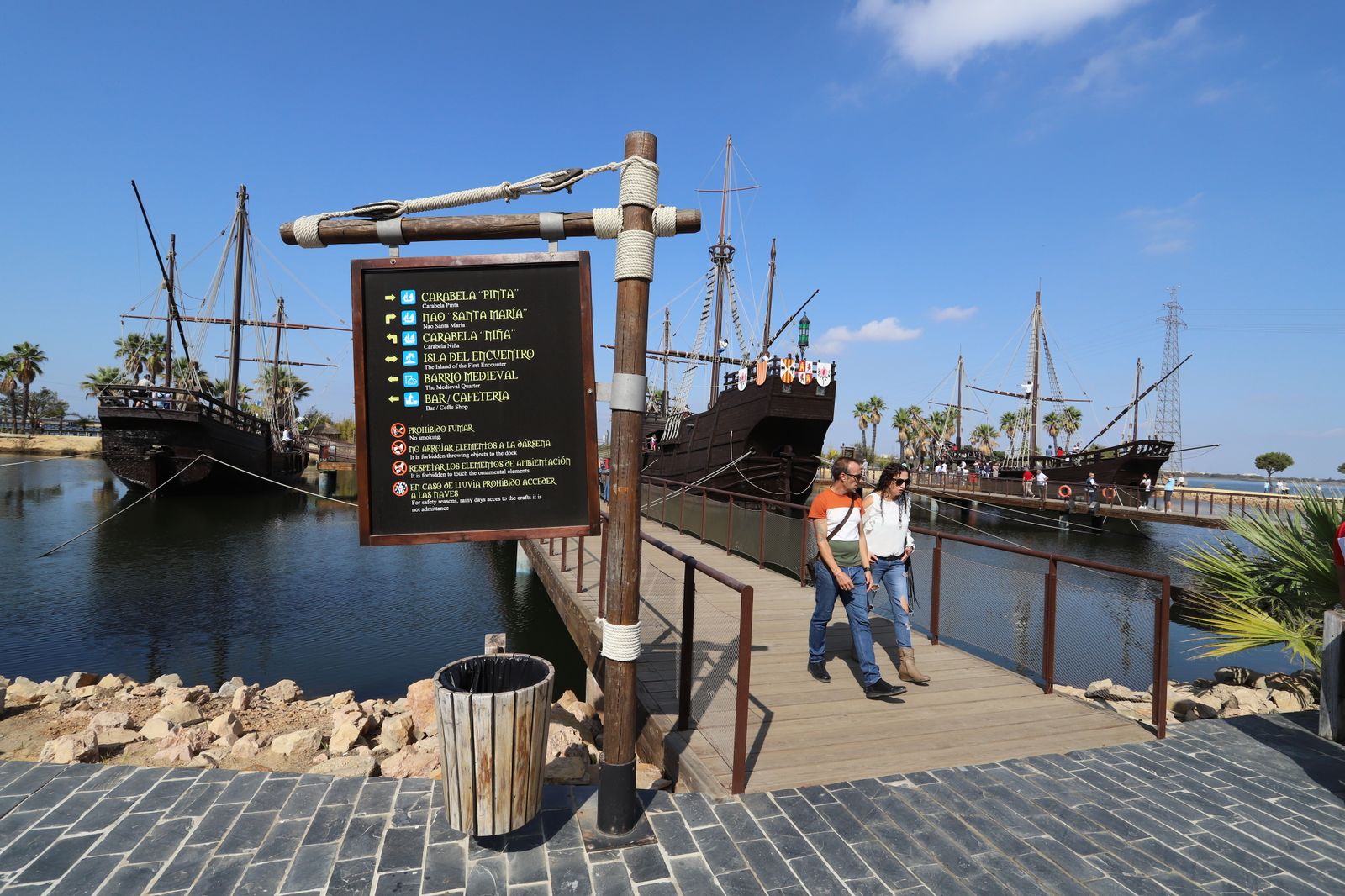 Imágenes de la jornada de puertas abiertas en el Muelle de las Carabelas
