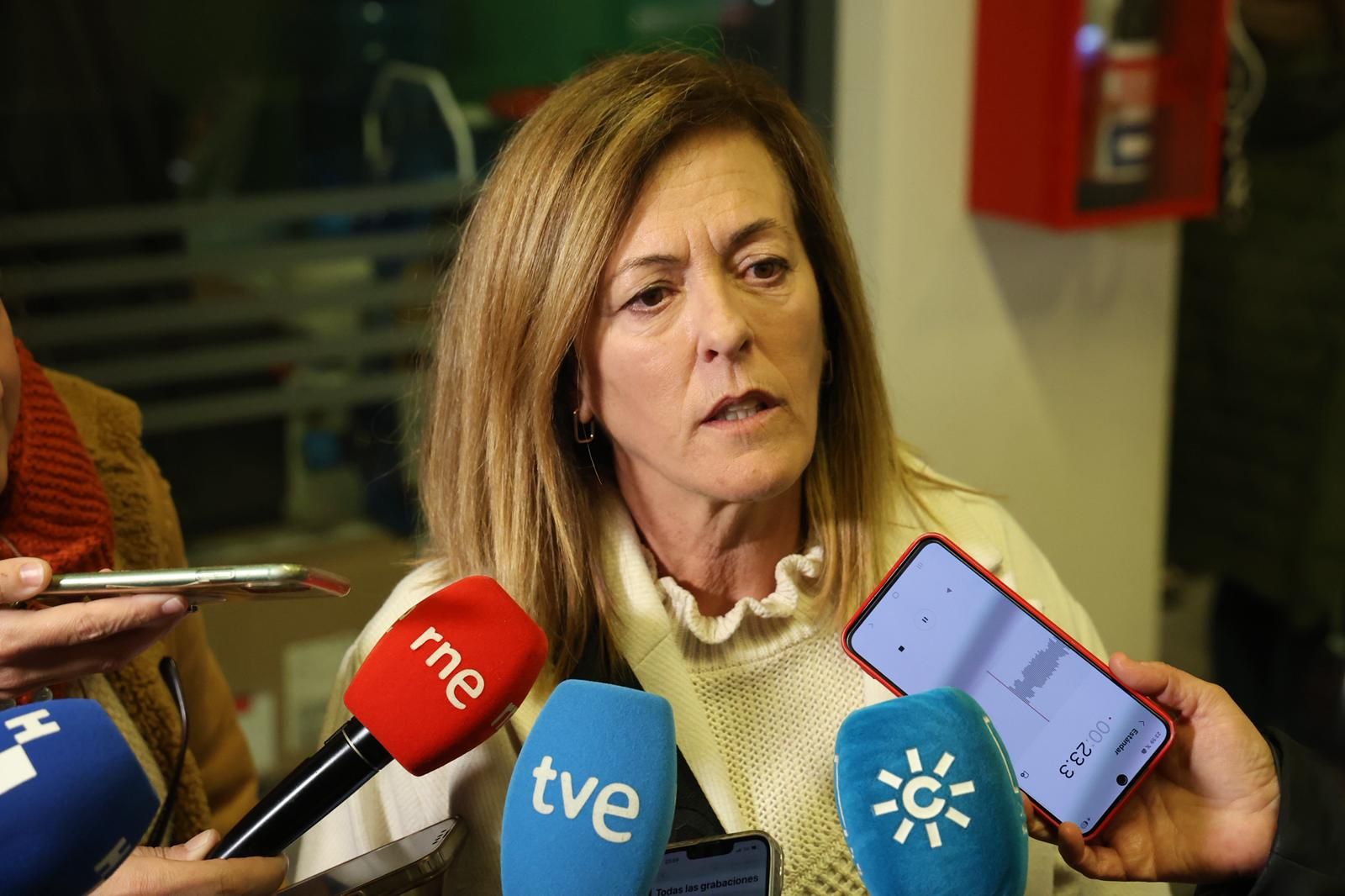 María José Márquez, en la estación de tren esperando noticias de su hija.