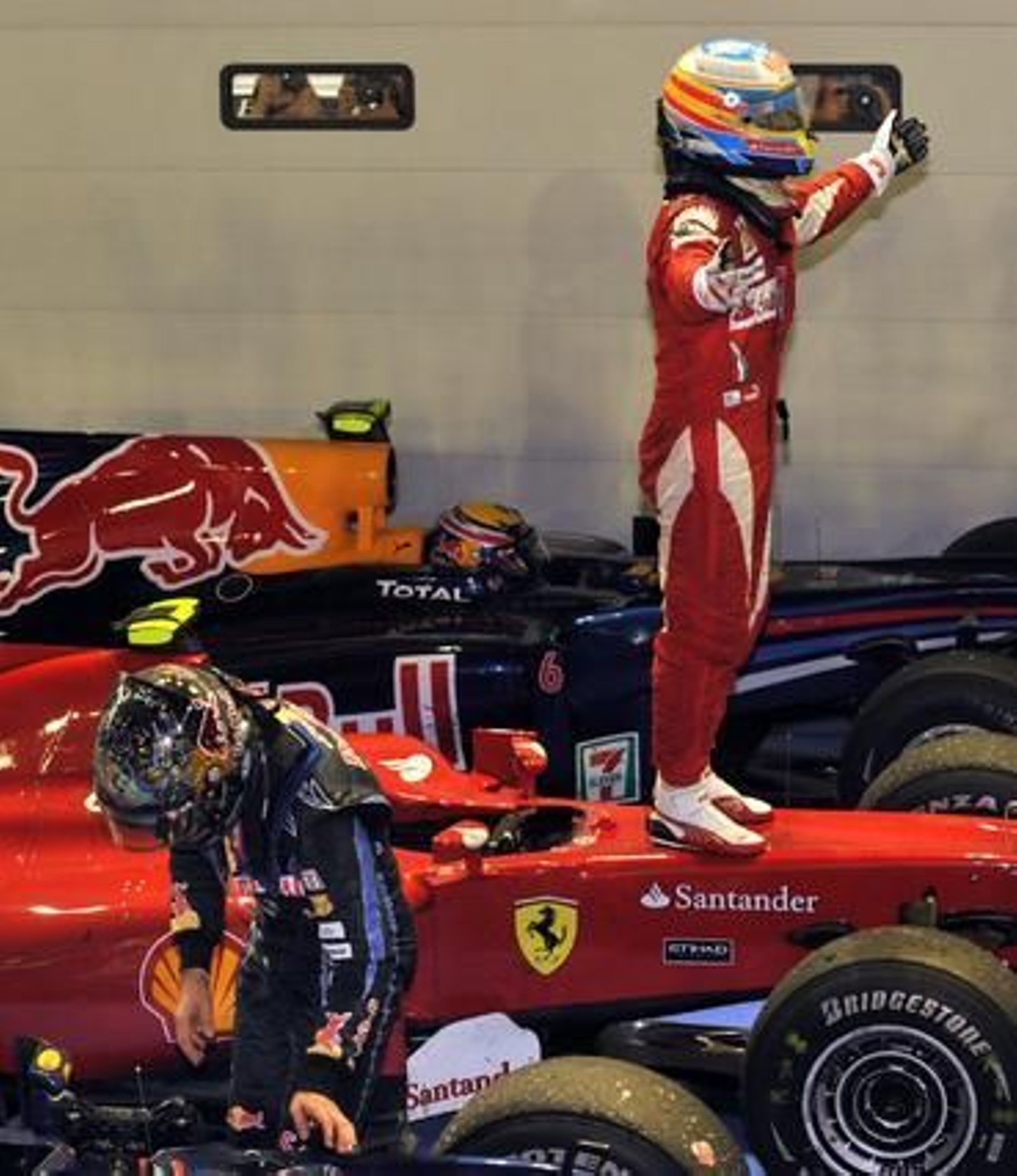 Fernando Alonso se acerca al liderato del Mundial tras ganar el Gran Premio de Singapur. /AFP