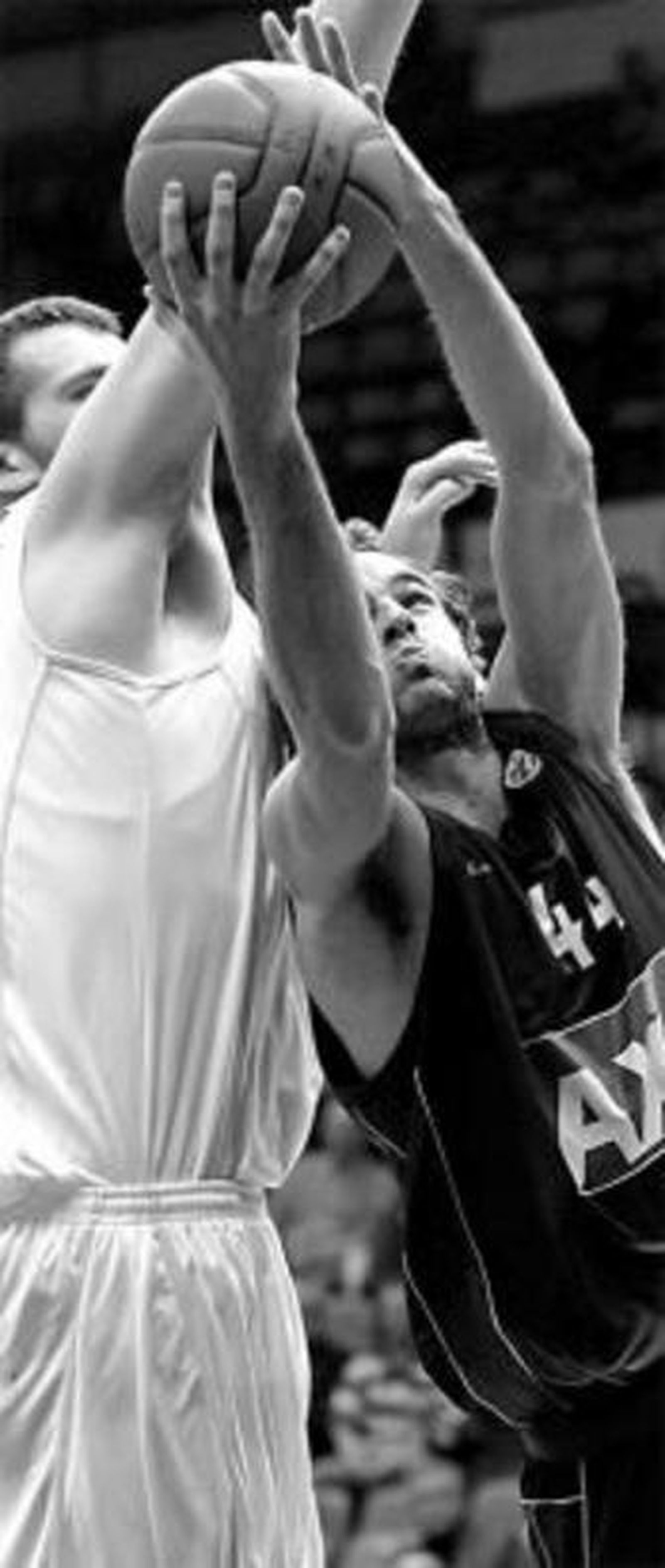 Grimau salta ante Savas.