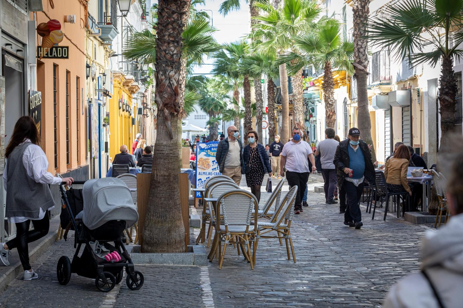 Así vive Cádiz el domingo de Carnaval del coronavirus