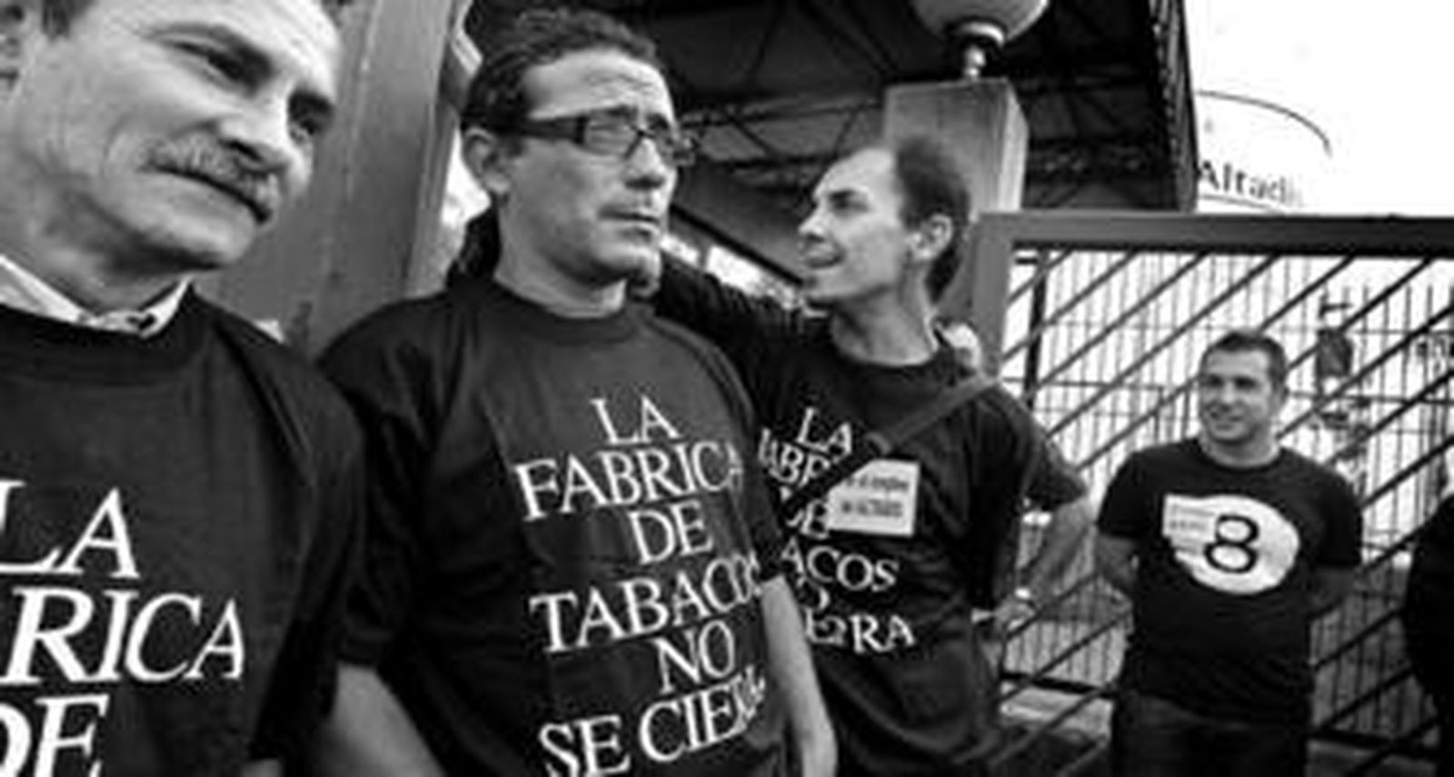Decenas de trabajadores hicieron ayer la primera huelga contra el ERE de Imperial Tobacco en la factoría de Zona Franca.