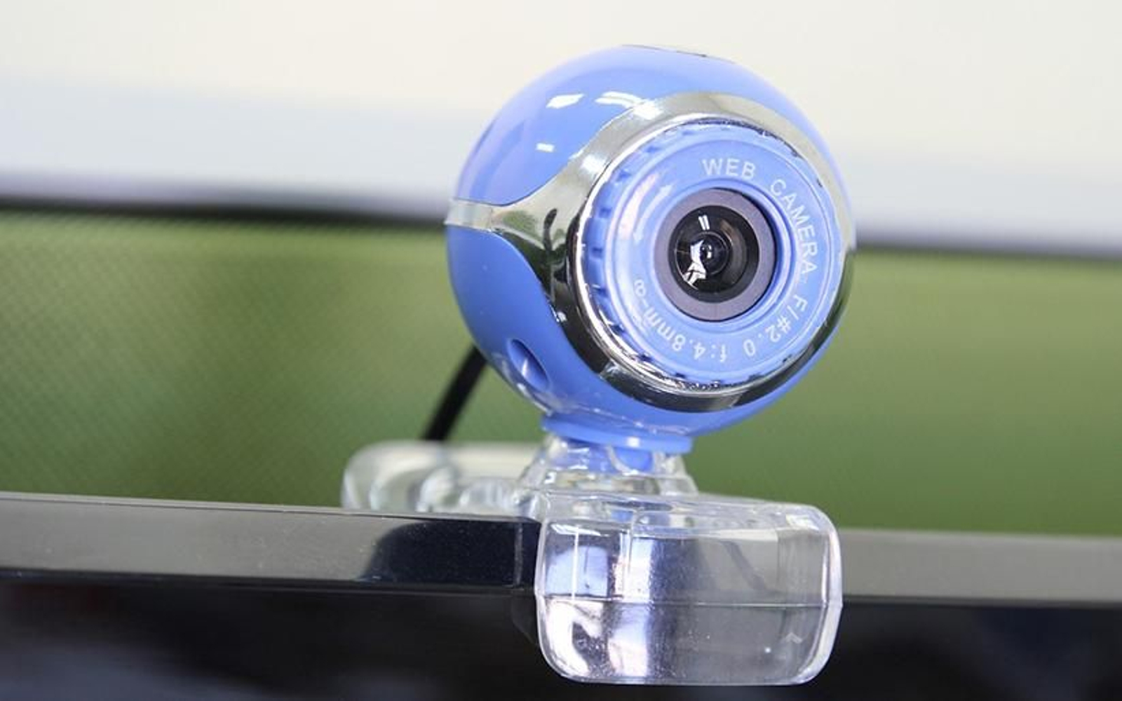 Web -cam enchufada a un ordenador.