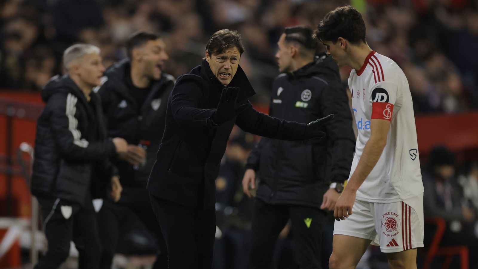 Almeyda y Juanlu, como capitán, charlan durante el partido.