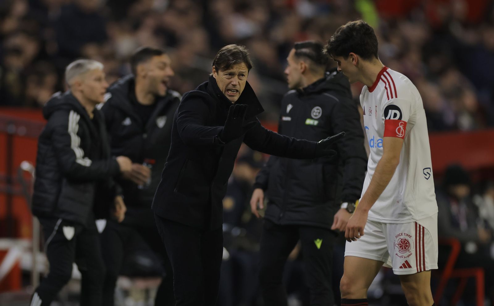 Almeyda y Juanlu, como capitán, charlan durante el partido.
