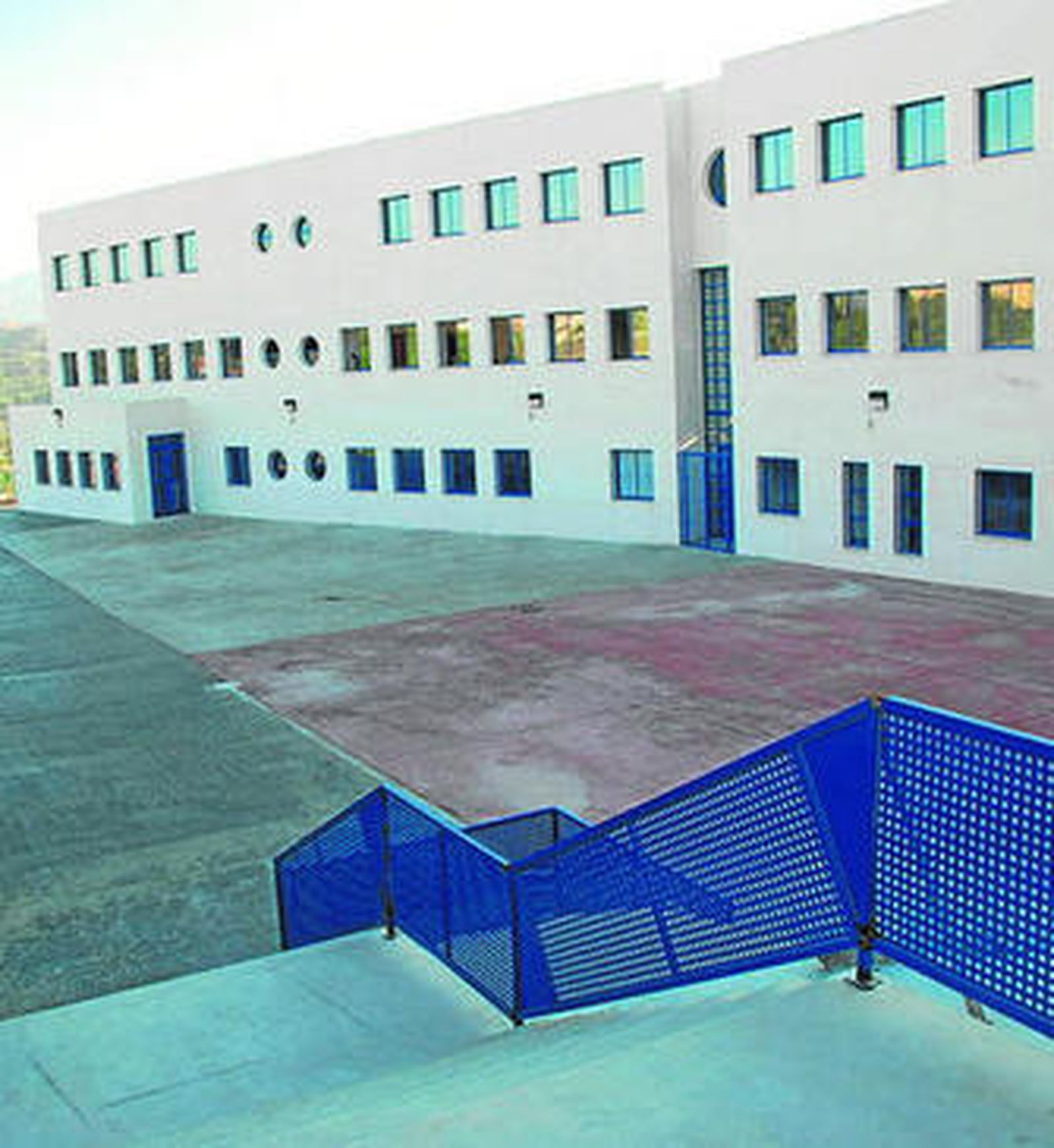 La escalera que da acceso al instituto La Maroma.