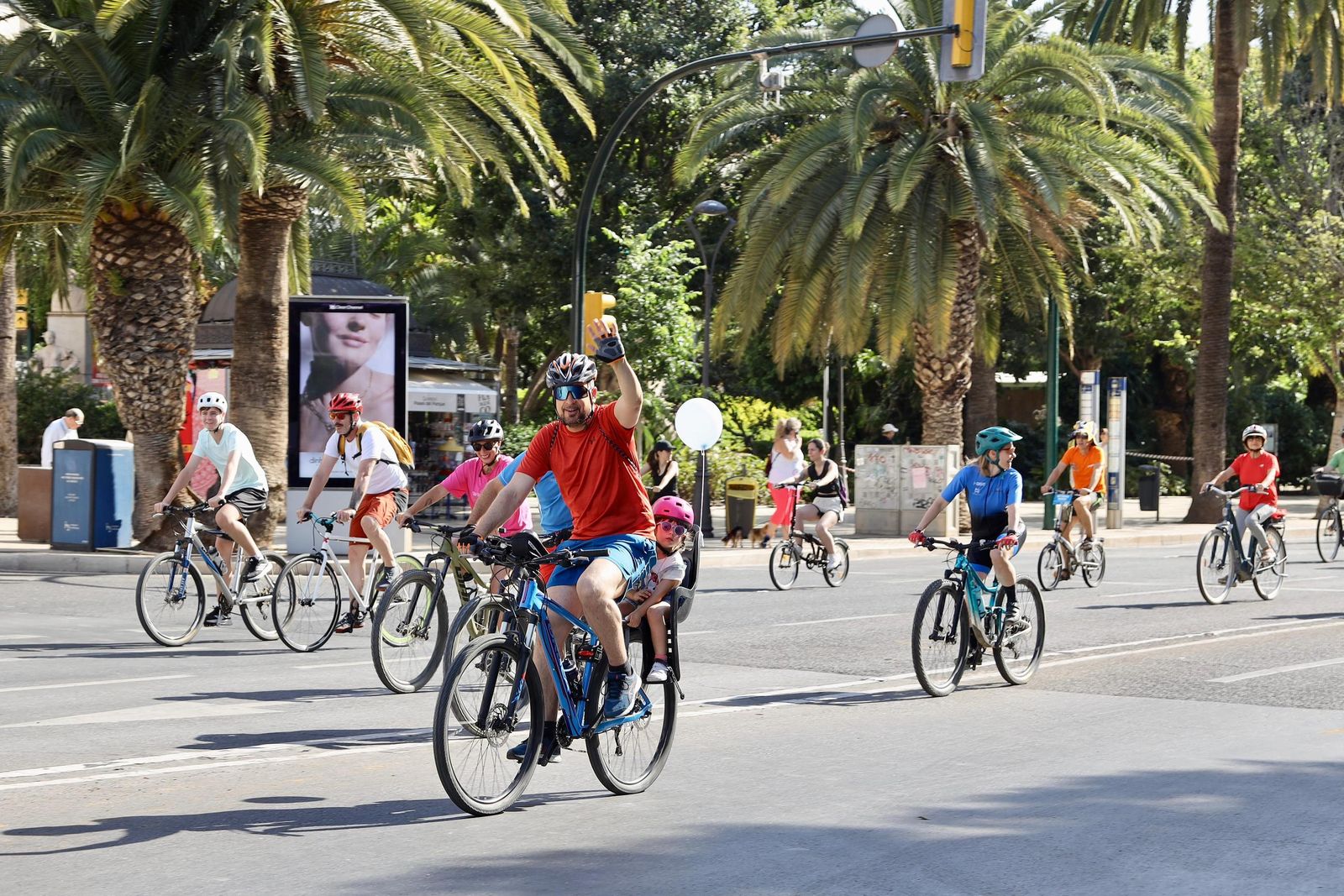 Cientos de ciclistas toman Málaga en el Día de la Bici, en imágenes
