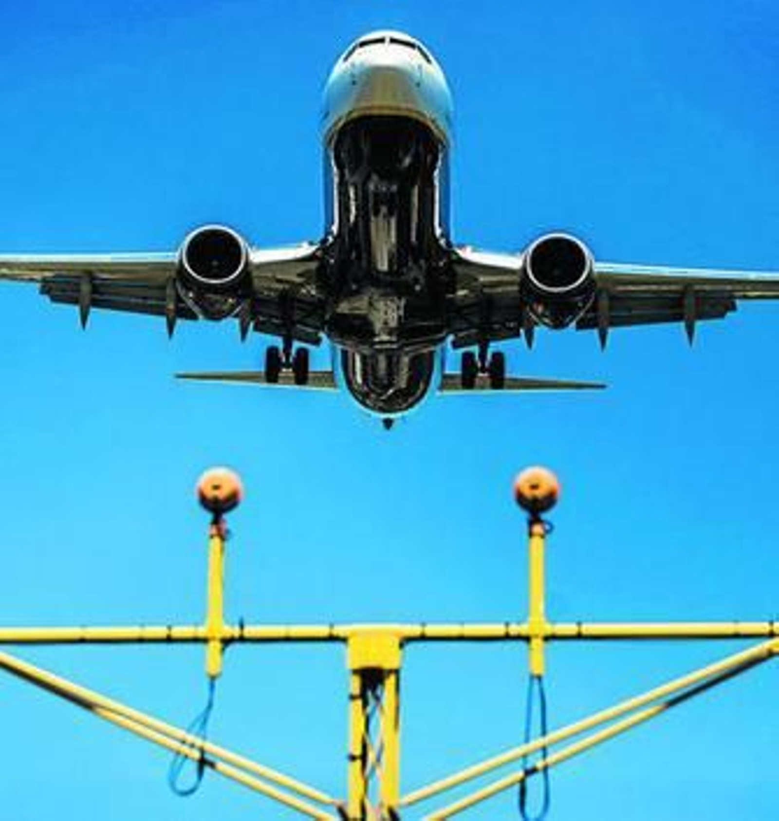 Un avión toma tierra en el Aeropuerto de Málaga.