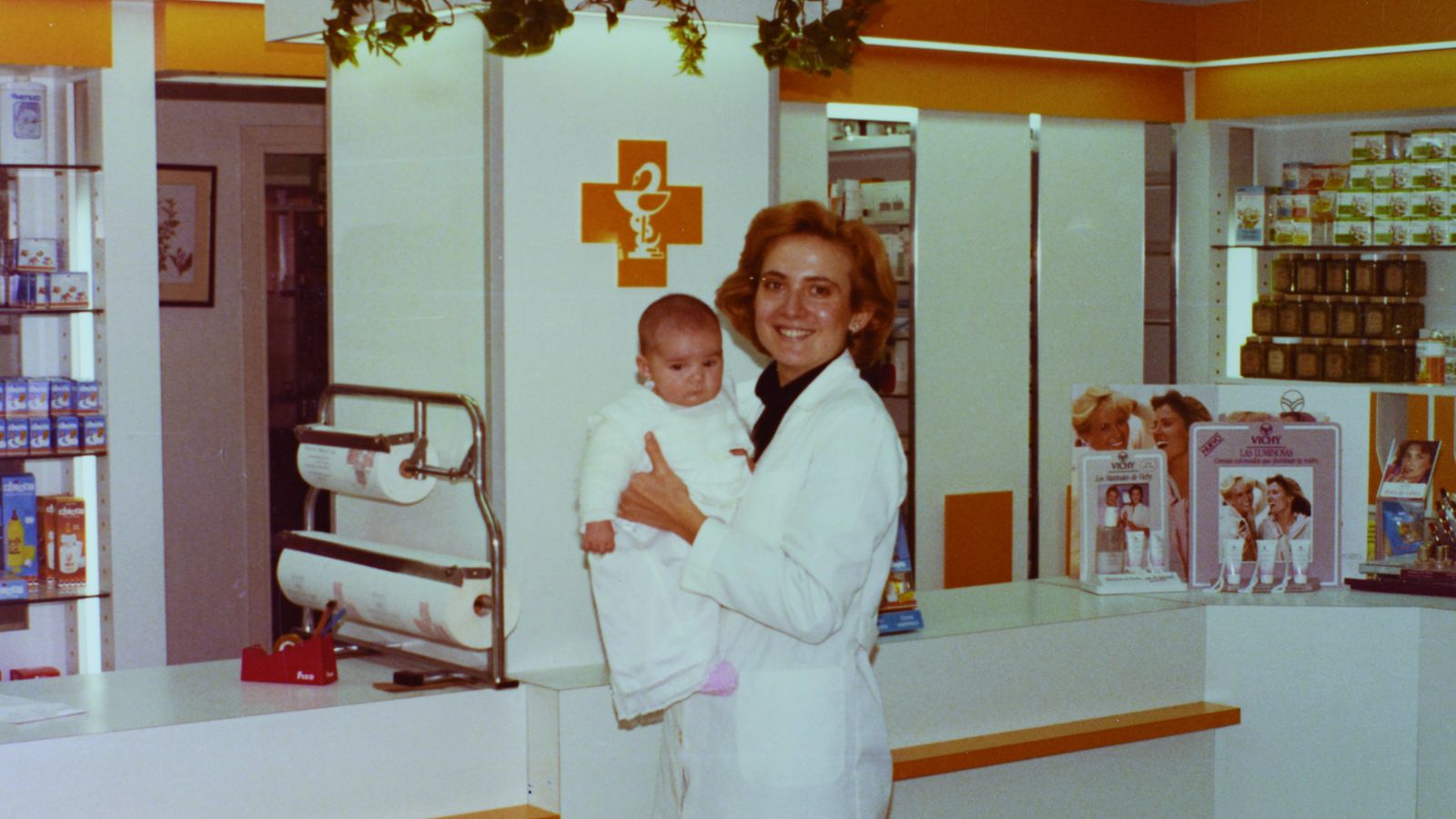 Pepita Ortega y su hija Leticia en 1984, también farmacéutica en la actualidad