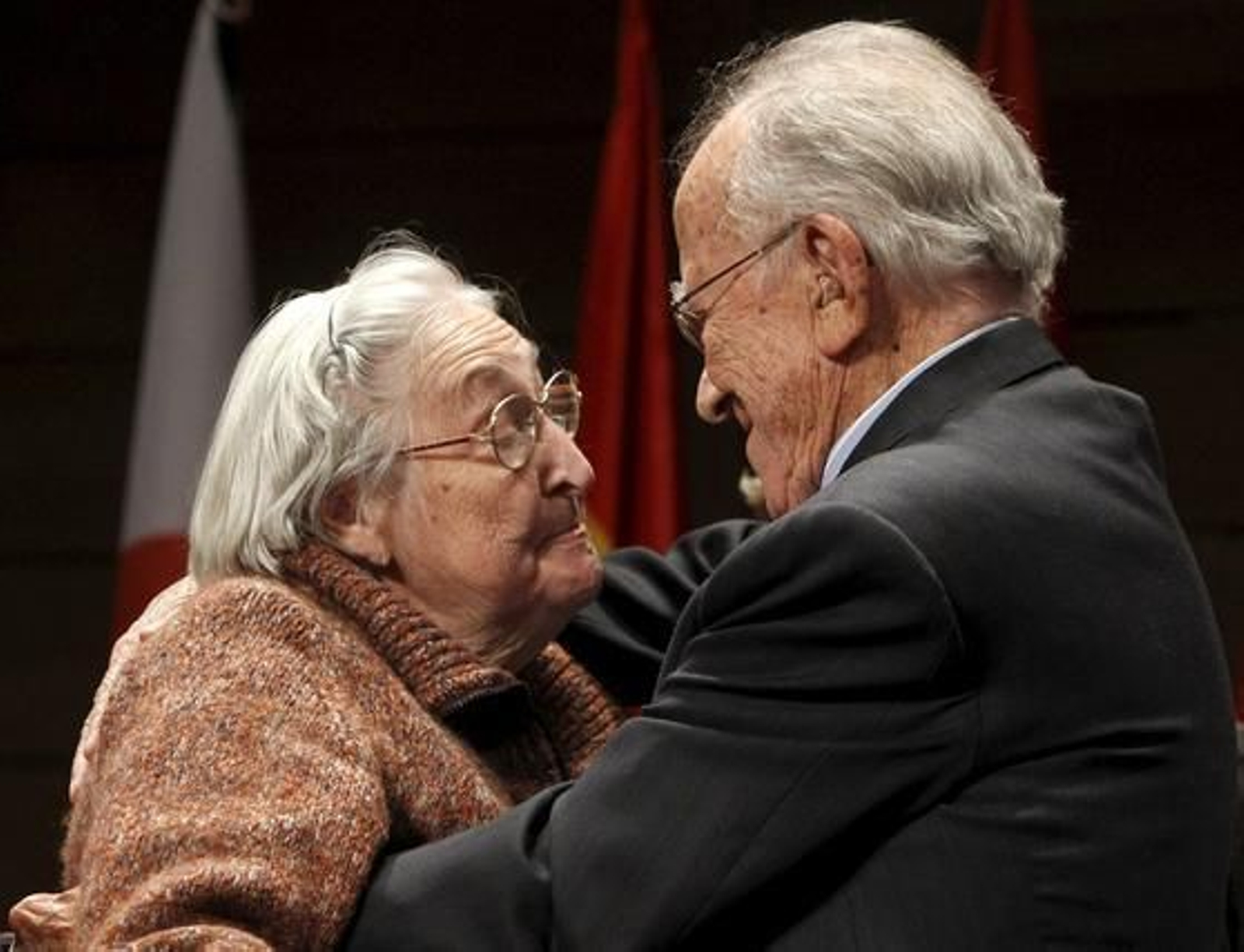Carrillo abraza a la viuda de Camacho.

Foto: EFE