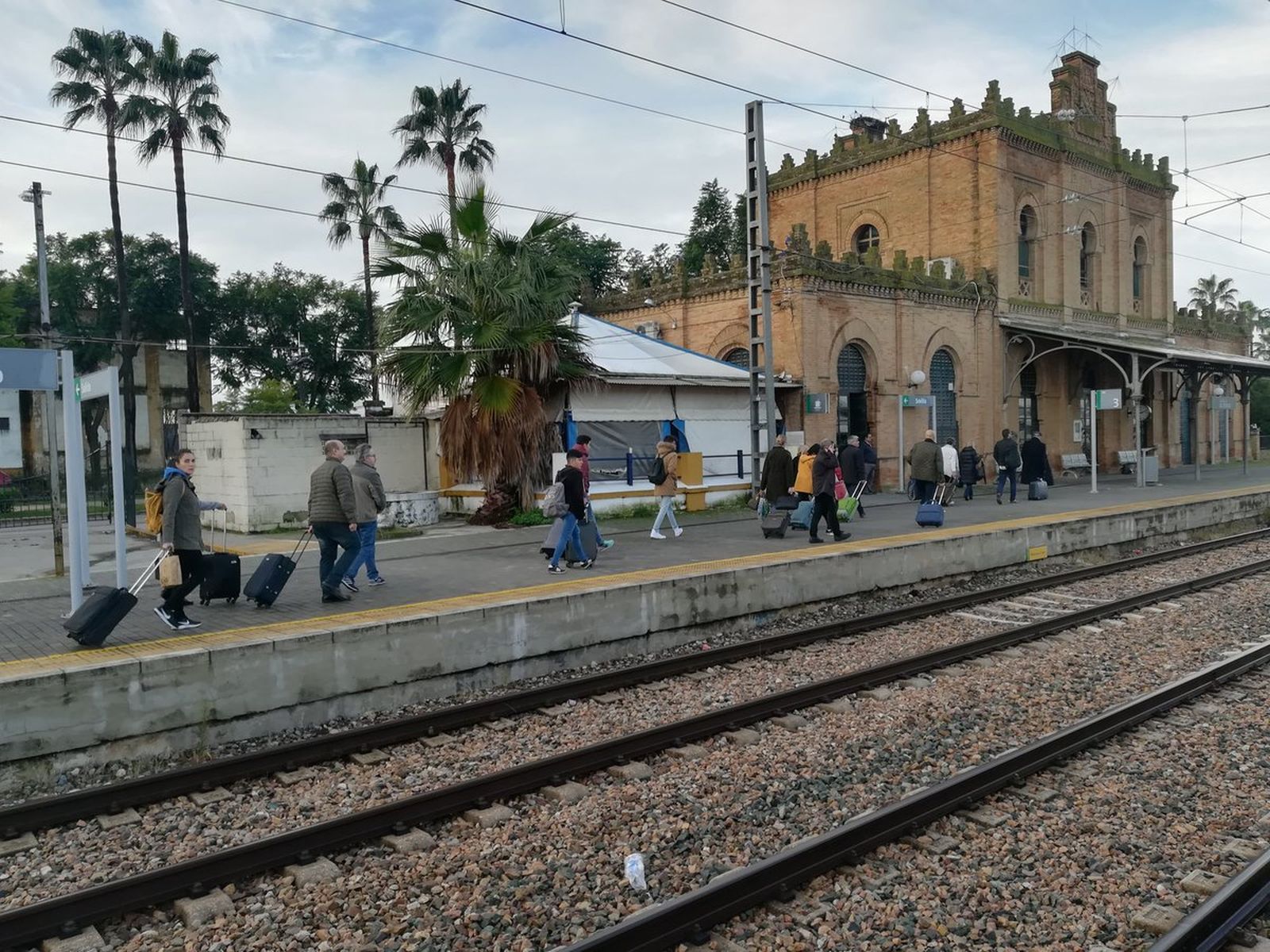 Los 120 pasajeros se han visto obligados a abandonar el convoy y han sido trasladados en autobús.