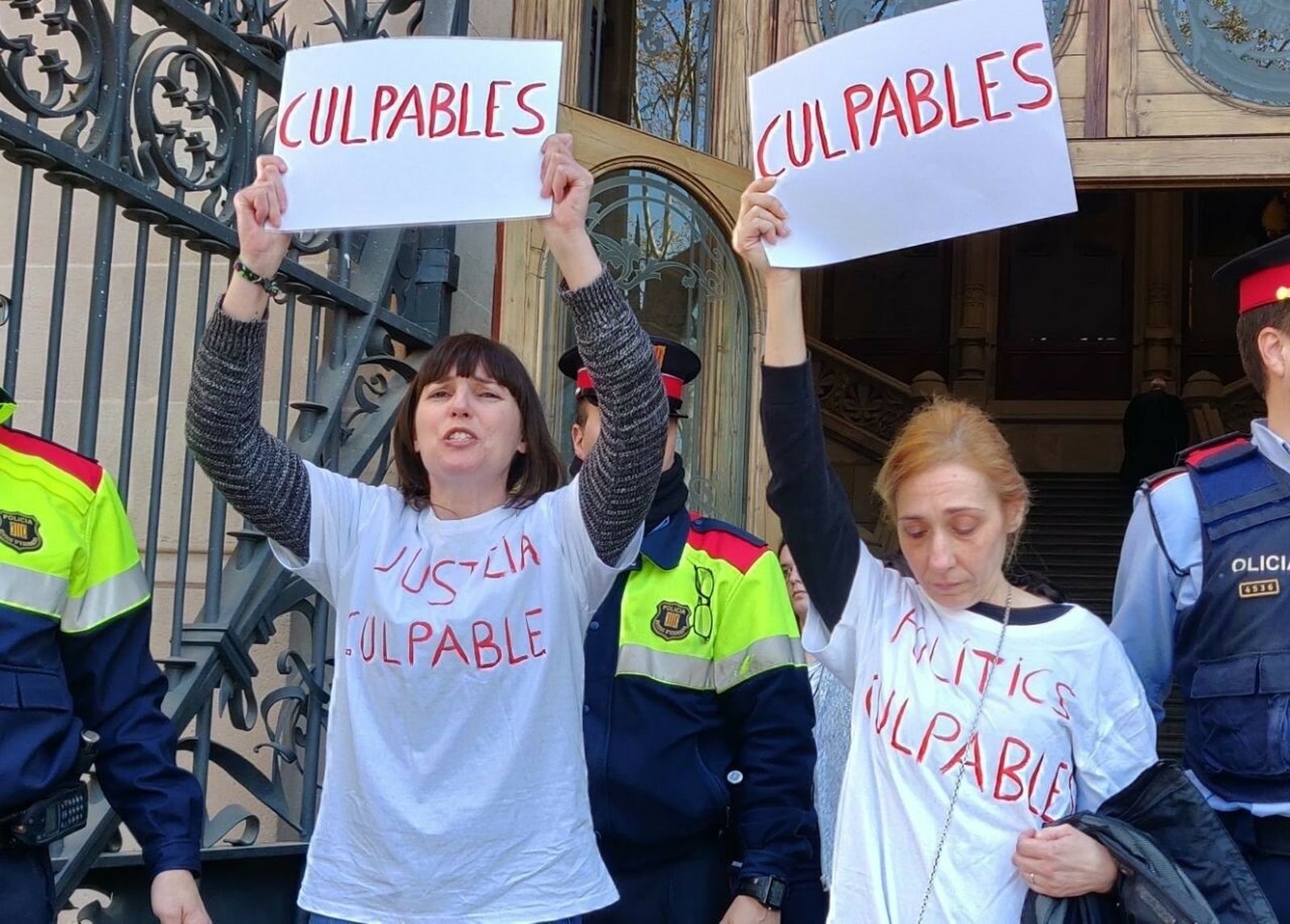 Montse, la primera mujer a la que el violador de Martorell atacó en 2002, a la puerta del juzgado.