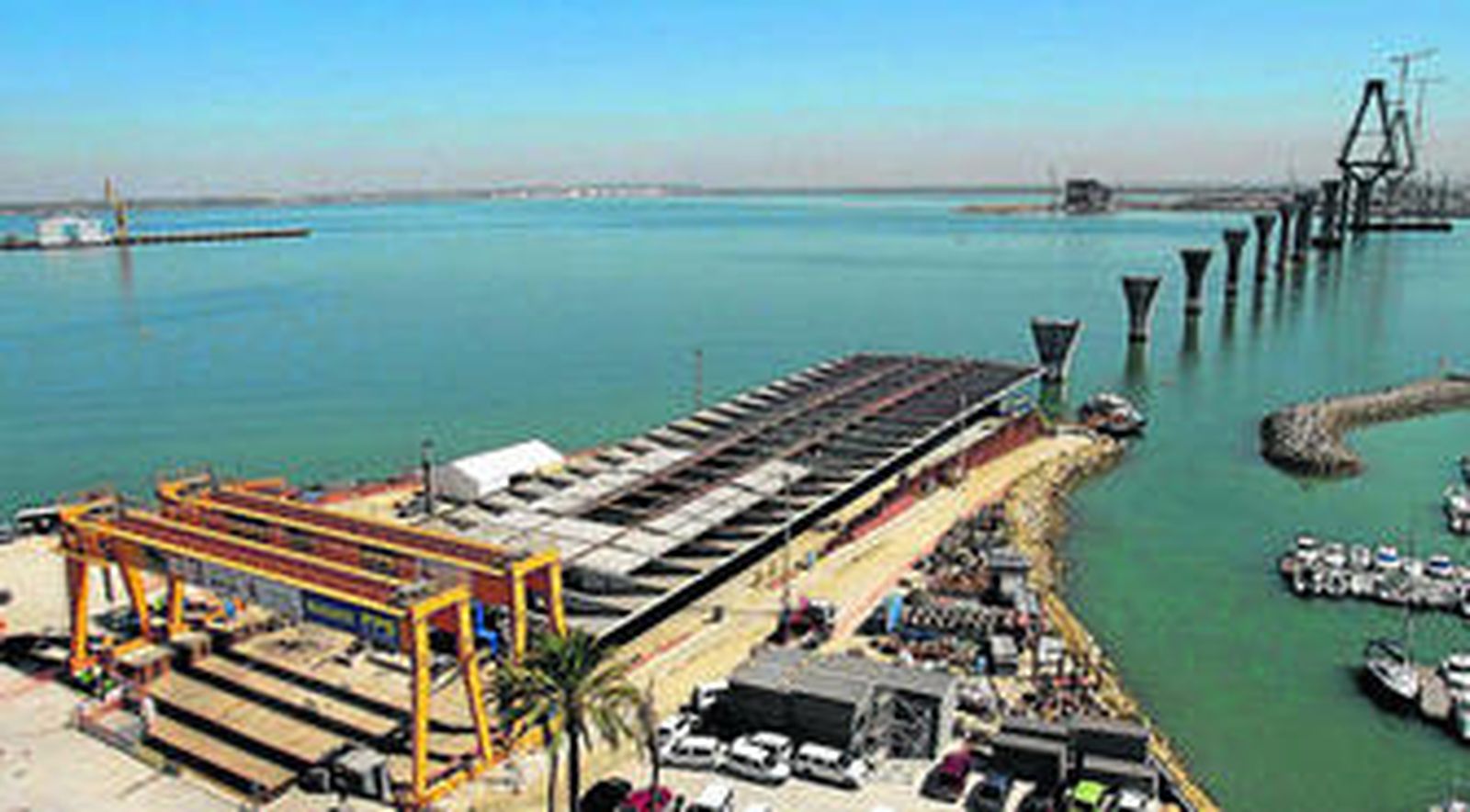 Imagen del primer tablero que se coloca sobre los pilares del segundo puente sobre la bahía de Cádiz.