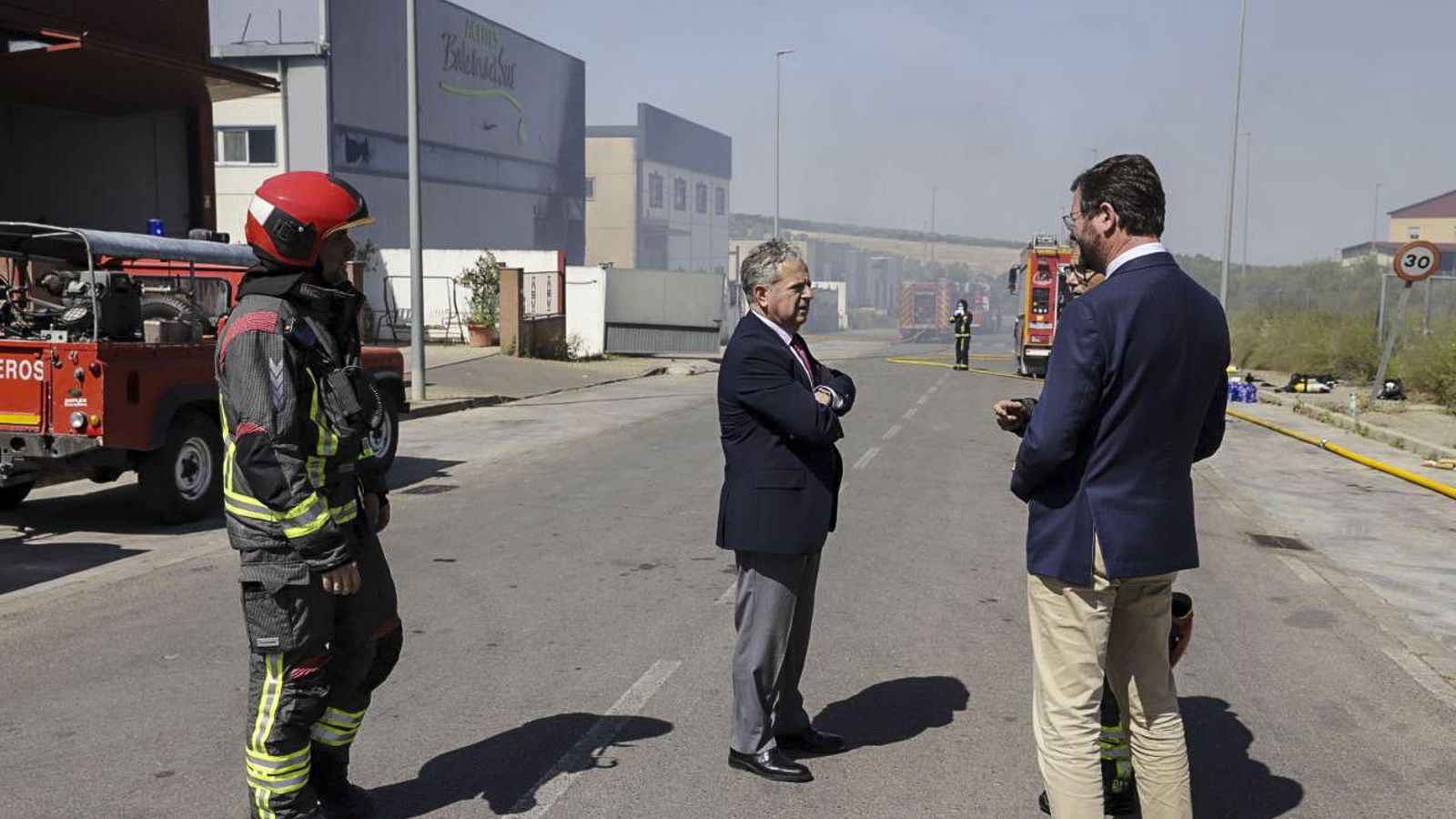 Visita de Salvador Fuentes al lugar del incendio en Lucena. Visita de Salvador Fuentes al lugar del incendio en Lucena.