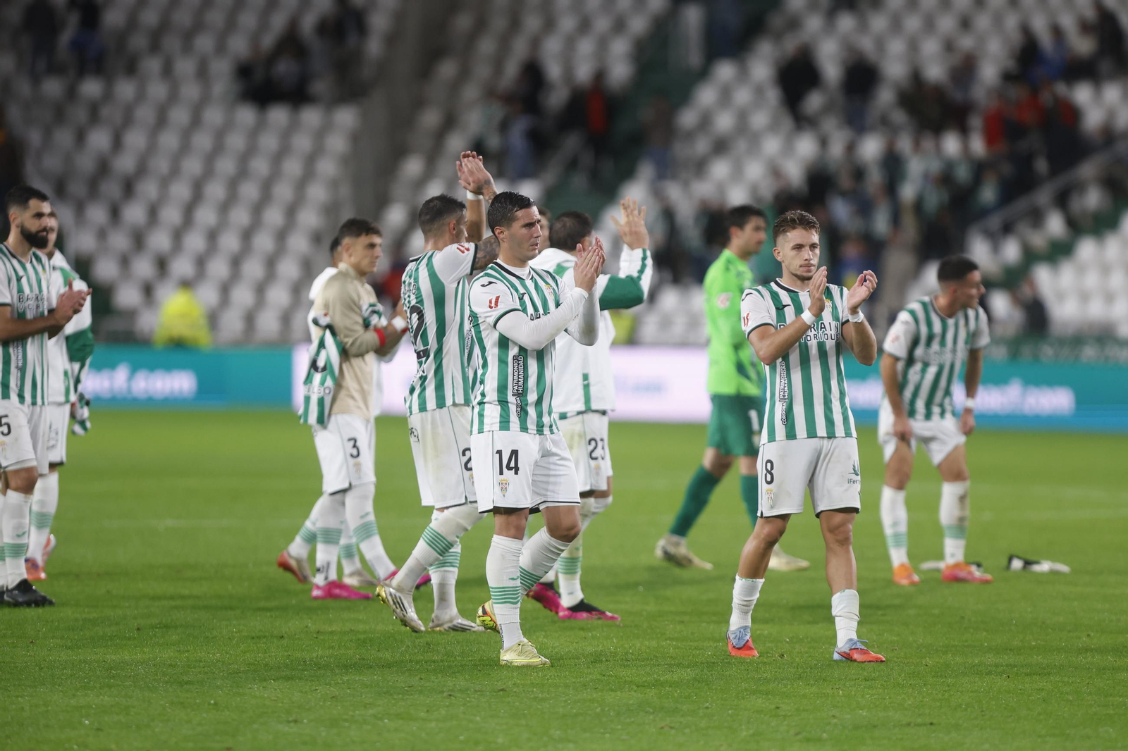 Los jugadores del Córdoba aplauden tras un encuentro en El Arcángel.