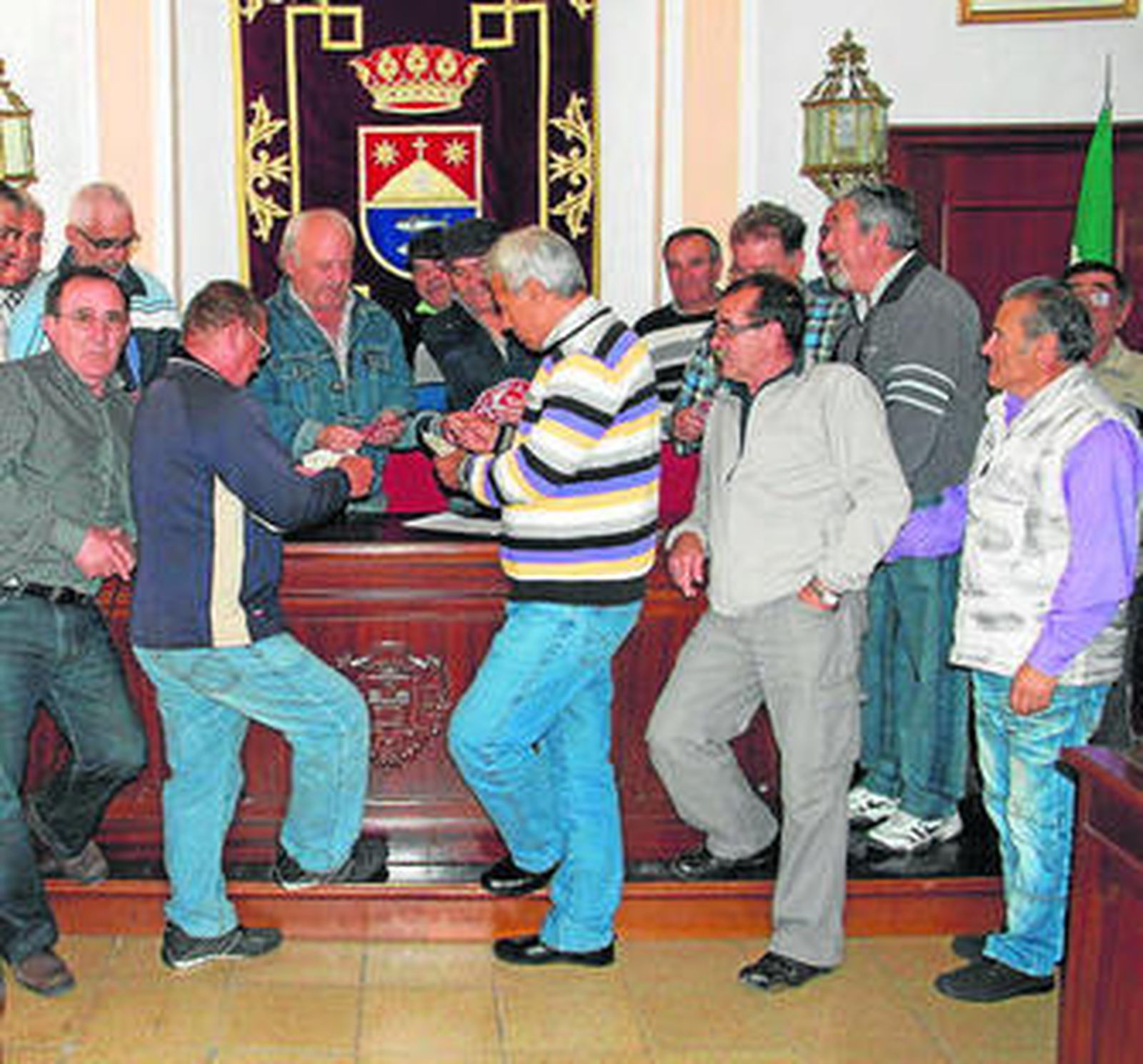 Los prejubilados tomaron el salón de plenos que volverán a ocupar hoy.