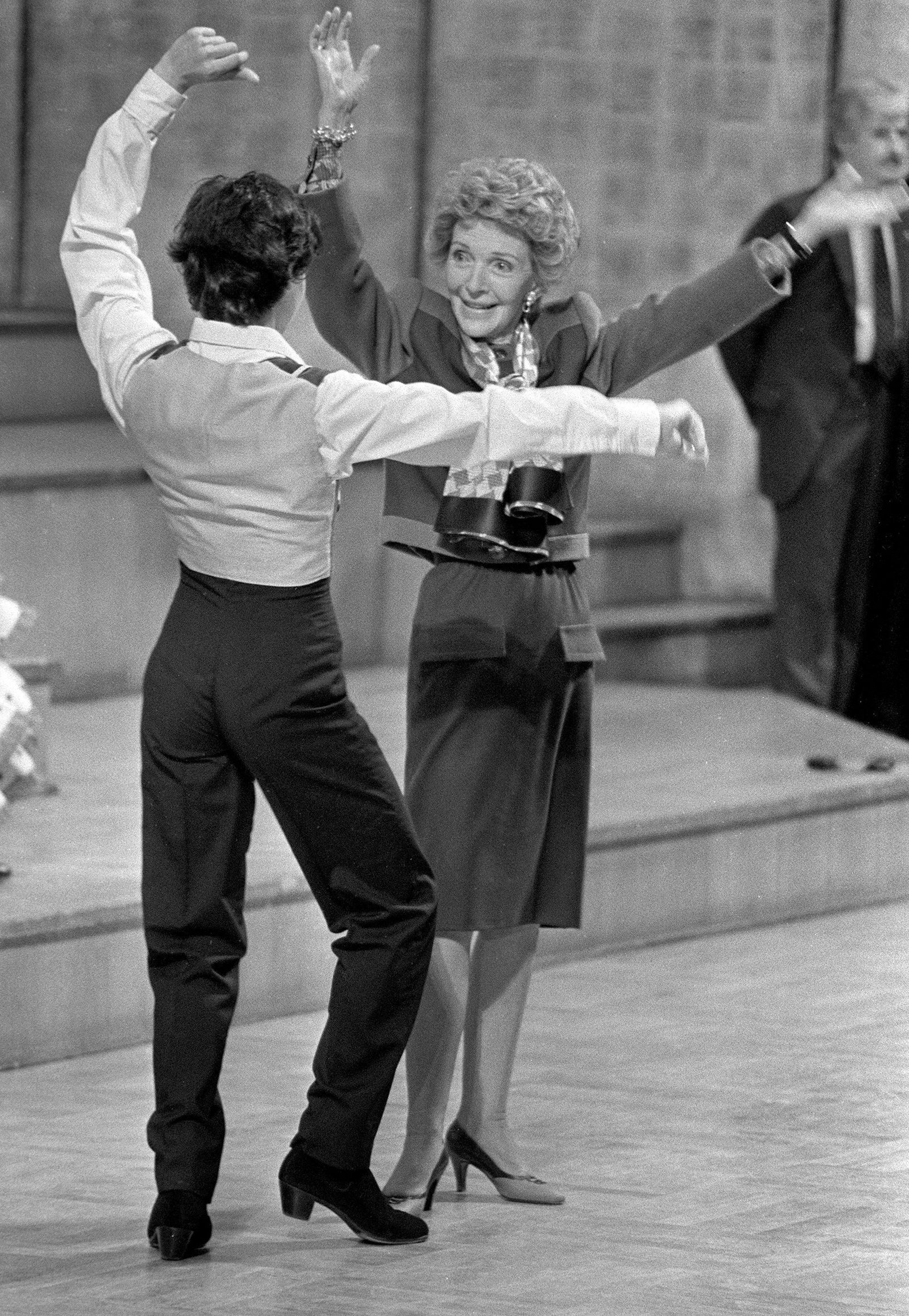 Nancy Reagan bailando flamenco durante su visita oficial a España.