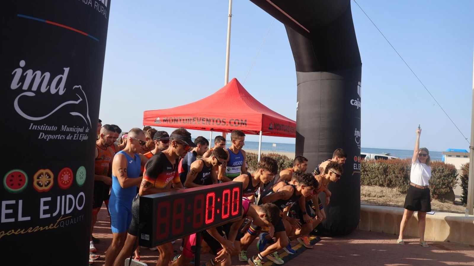 Momento de la salida de la competición deportiva que se vivió en Almerimar.