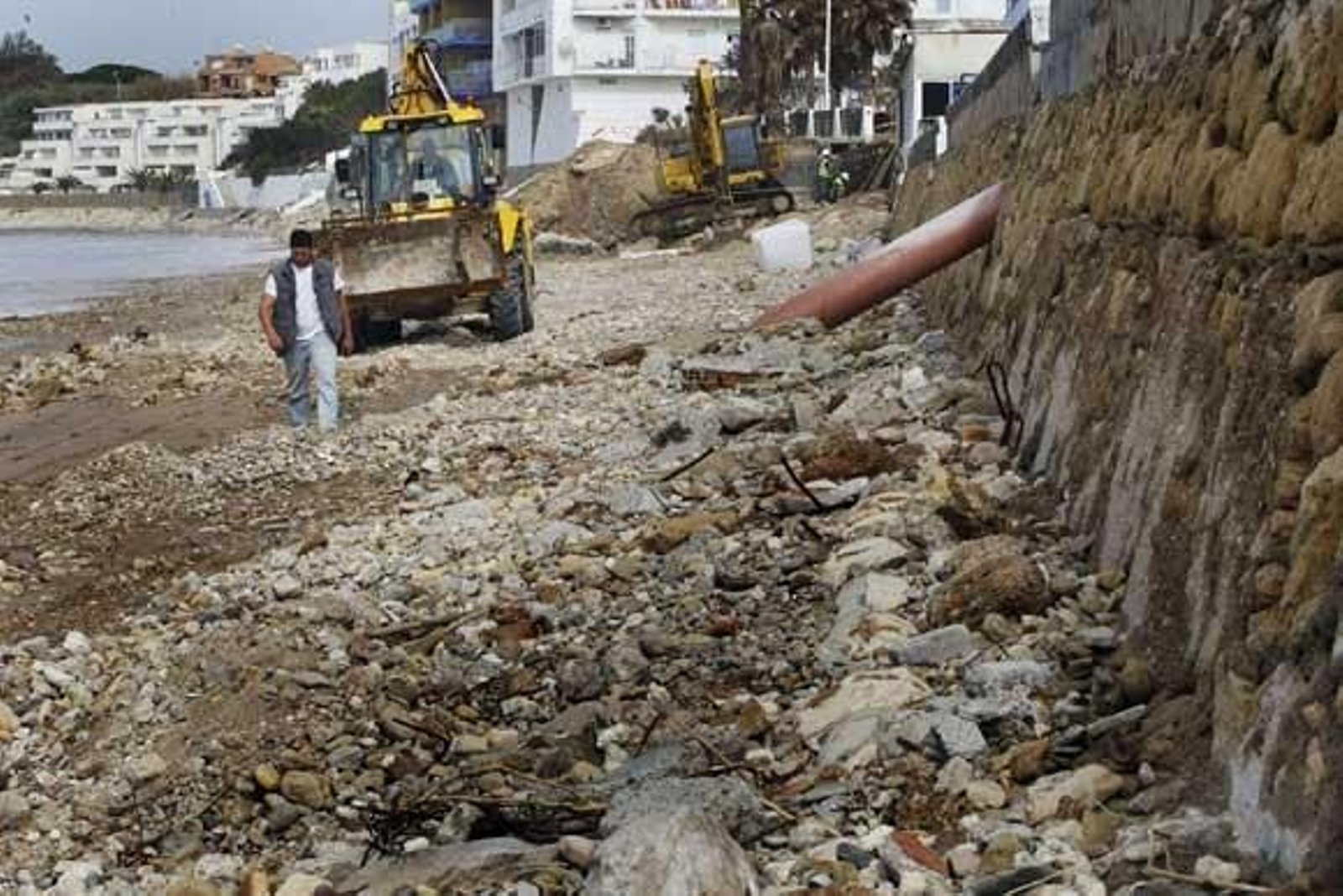 El litoral se deteriora día a día, a la espera de los 3,9 millones de euros de inversión del Ministerio de Medio Ambiente

Foto: Fito Carreto-Paco Periñán-Elias Pimentel