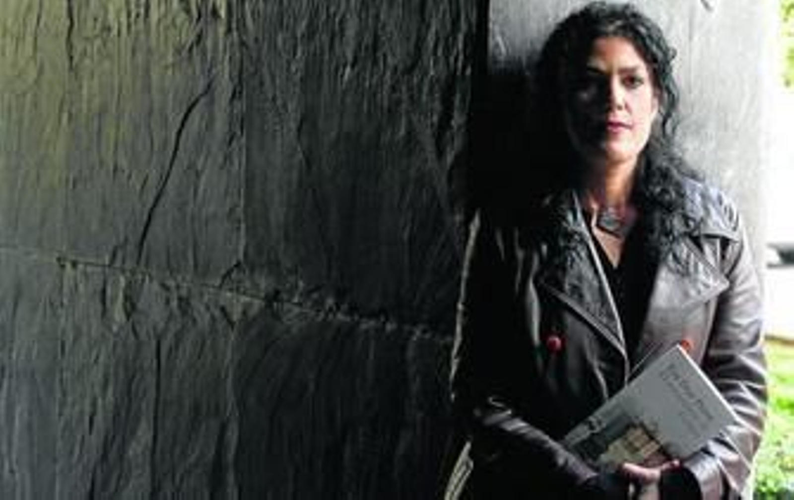 La periodista y escritora Eva Díaz Pérez (Sevilla, 1971), ayer, en la Biblioteca Pública Infanta Elena de Sevilla.