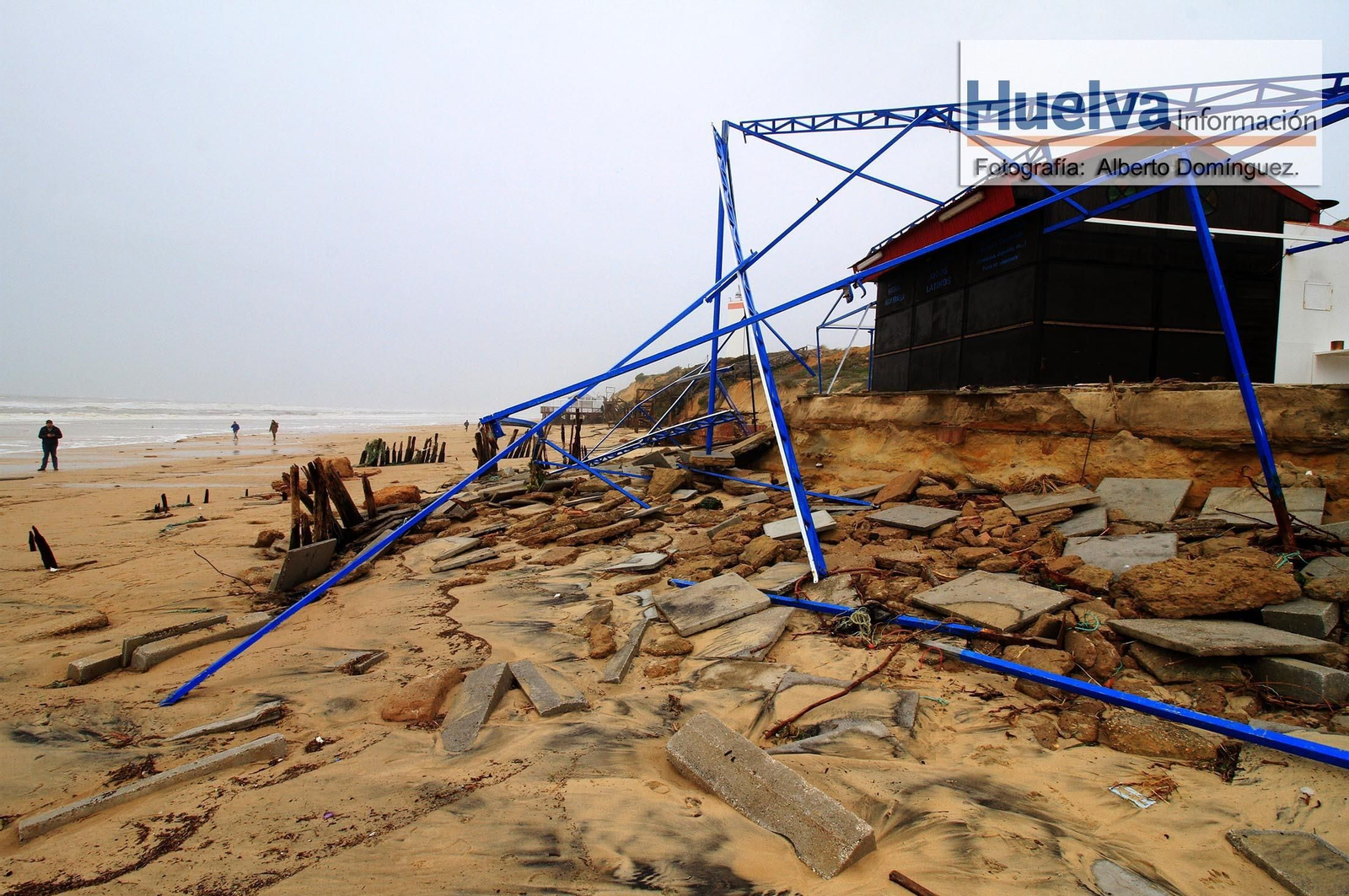 Imágenes del temporal de viento y lluvia en la playa de Matalascañas