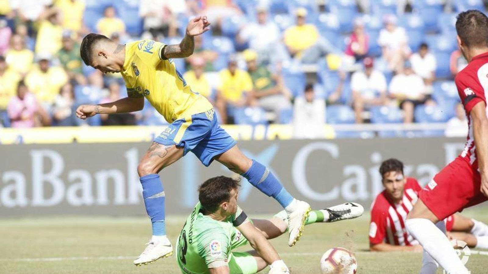 Fernando evita un remate de Rubén Castro.