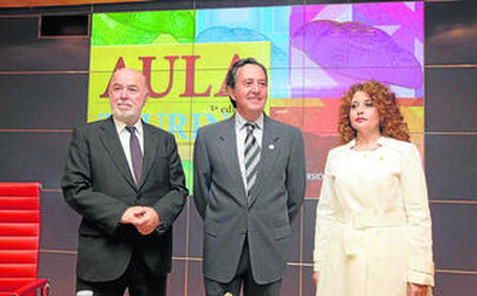 El rector de la Universidad de Almería, Pedro Molina, no dudó en acompañar a El Niño de  La Capea. La conferencia contó con aficionados al mundo taurino.