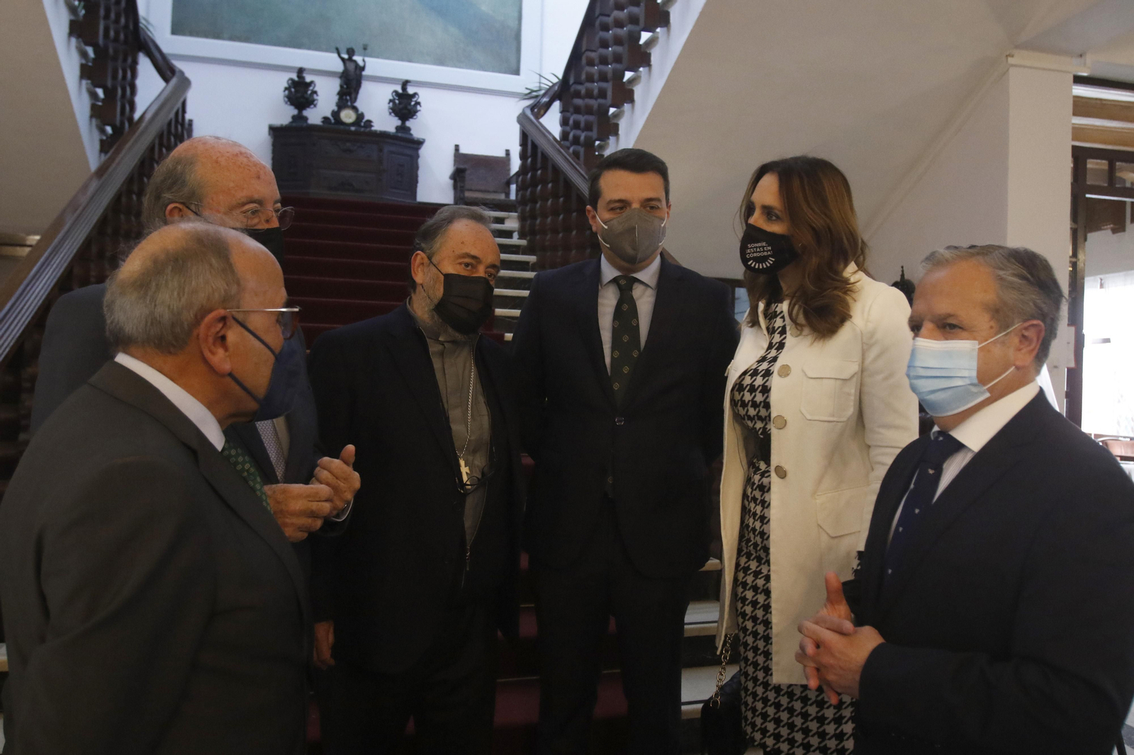 El obispo de Bangassou, Juan José Aguirre, en el centro, durante la comida solidaria en el Real Círculo de la Amistad.