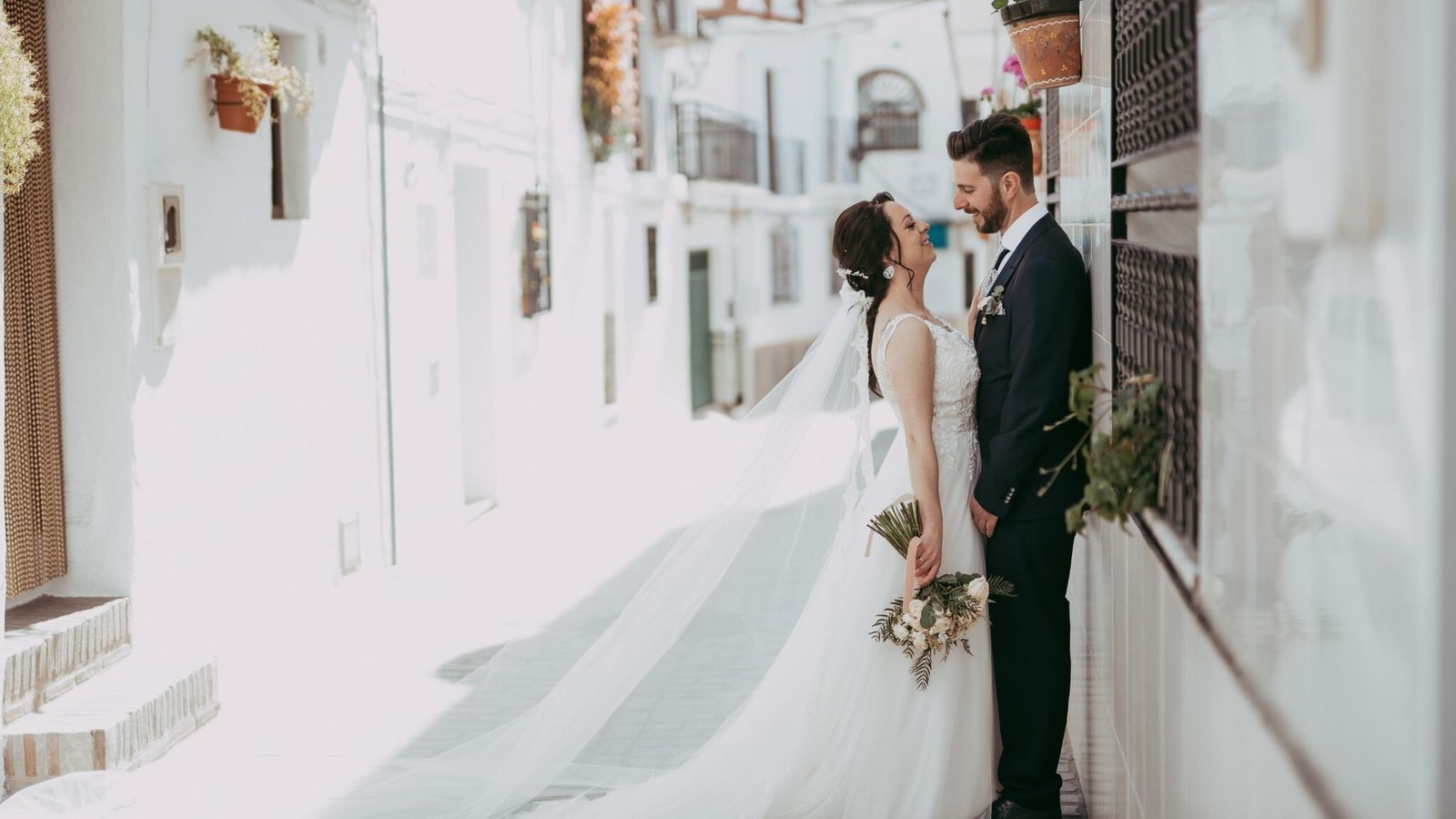 Una pareja de novios se realiza un reportaje de fotos en Málaga.