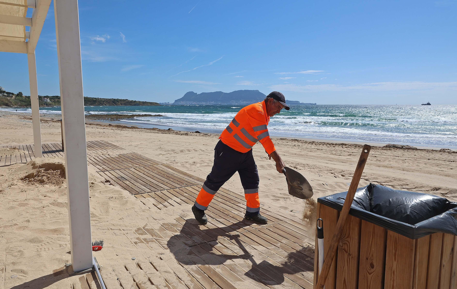 Imágenes de los preparativos para  la temporada de playas en Getares