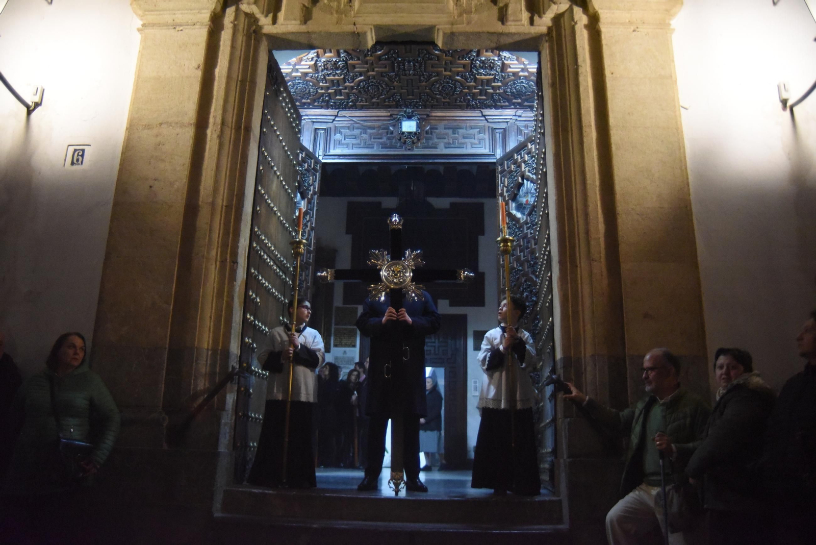 Las mejores imágenes del vía crucis del Cristo de la Clemencia en Córdoba