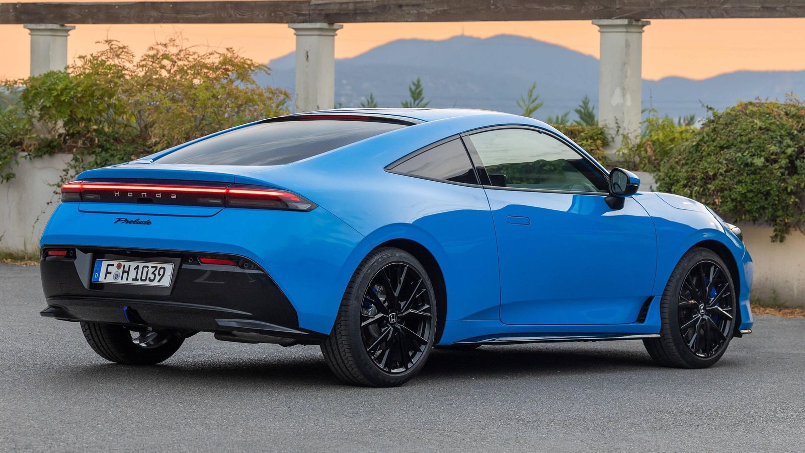 El Prelude pretende aportar deportividad por la vía de su imagen y chasis o de sistemas como el Honda S+ Shift, que simula el sonido y la sensación de los cambios de marcha.