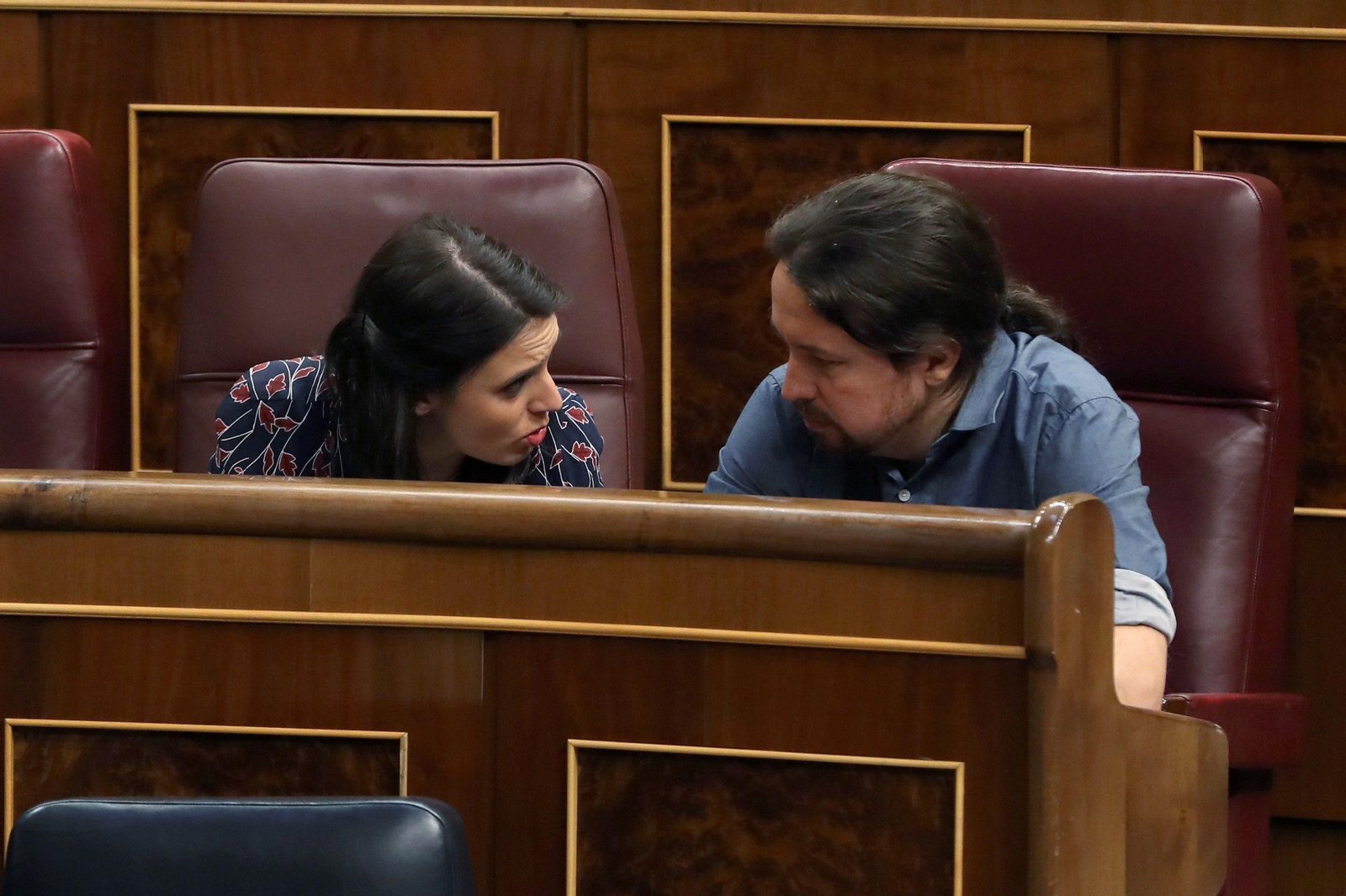 Pablo Iglesias e Irene Montero conversan en el Congreso. Pablo Iglesias e Irene Montero conversan en el Congreso.