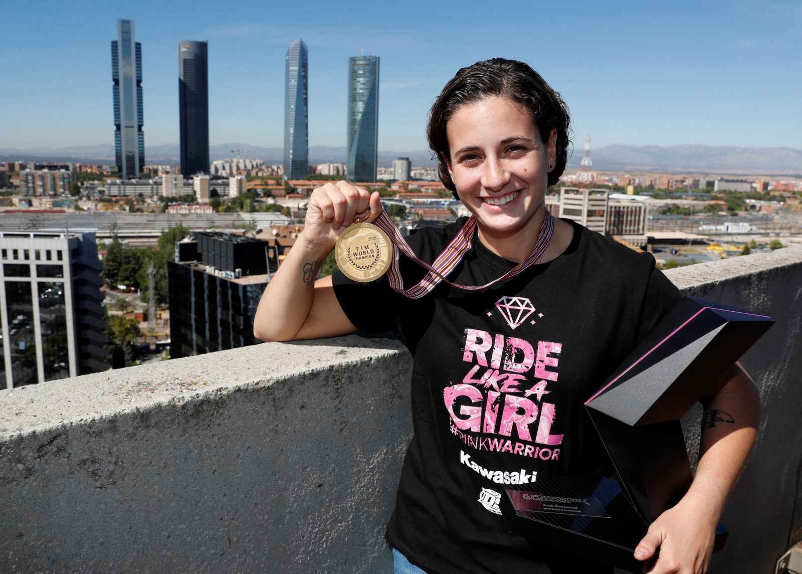 Ana Carrasco posa frente al 'skyline' de Madrid con sus trofeos de campeona del mundo.