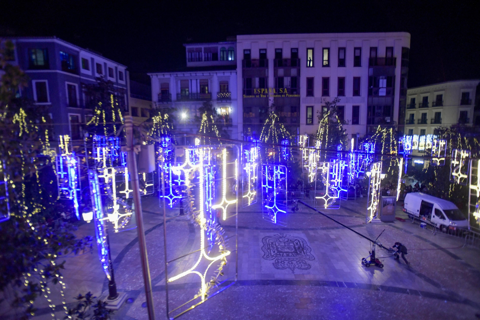 Así fue la Nochevieja 2021 en Granada, en imágenes: uvas en una Plaza del Carmen vallada y ambiente de fiesta en la calle