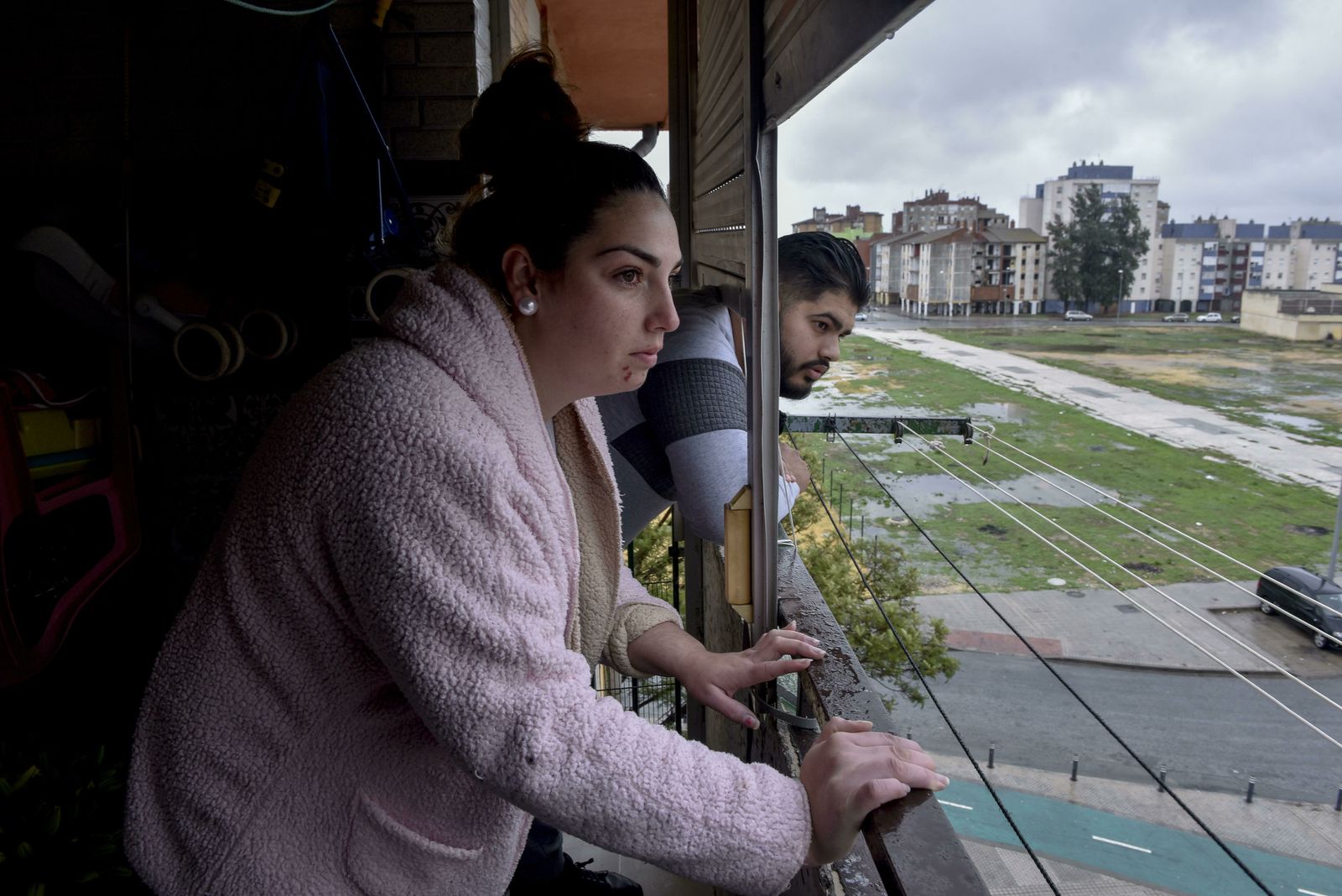 Sara Jiménez y su marido observan el Polígono Sur desde el balcón de su casa.