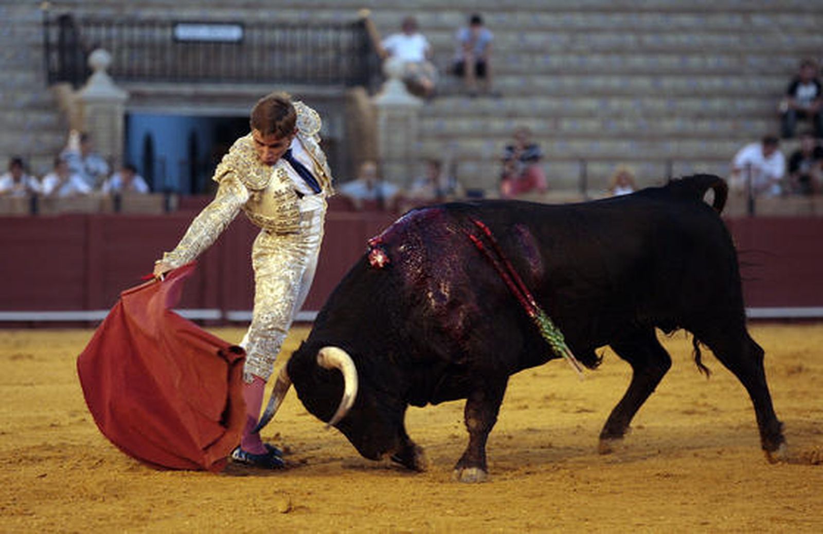 Nuno Casquinha, que debutaba, de blanco y plata.  Foto: Juan Carlos Muñoz
