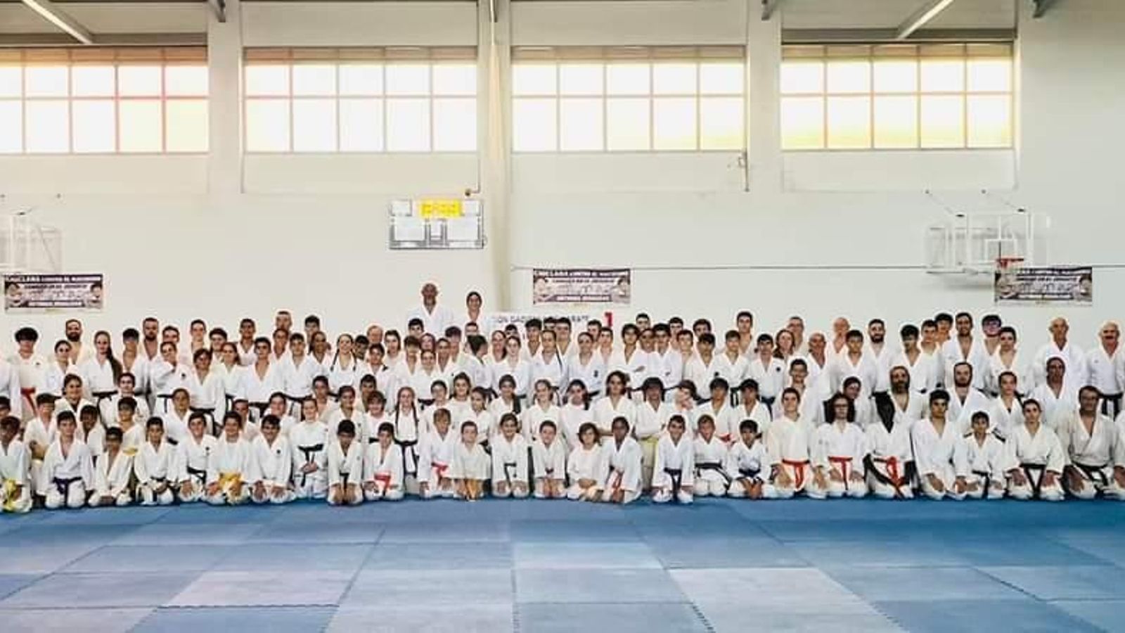 Foto de familia de todos los participantes en el Curso de Kumite en Chiclana. Foto de familia de todos los participantes en el Curso de Kumite en Chiclana.