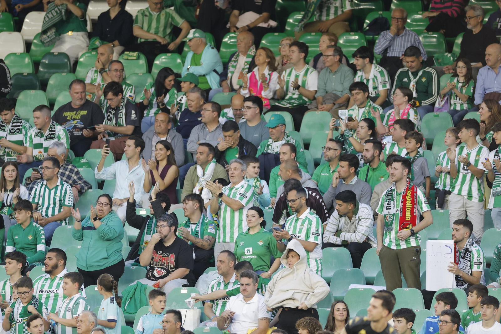 Búscate en las fotos del Betis - Jagiellonia