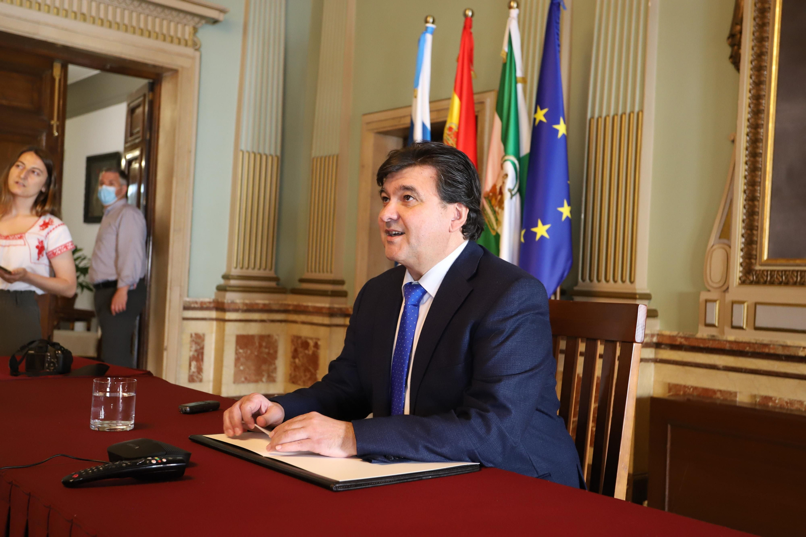 Imágenes de la primera rueda de prensa telemática del alcalde de Huelva Gabriel Cruz