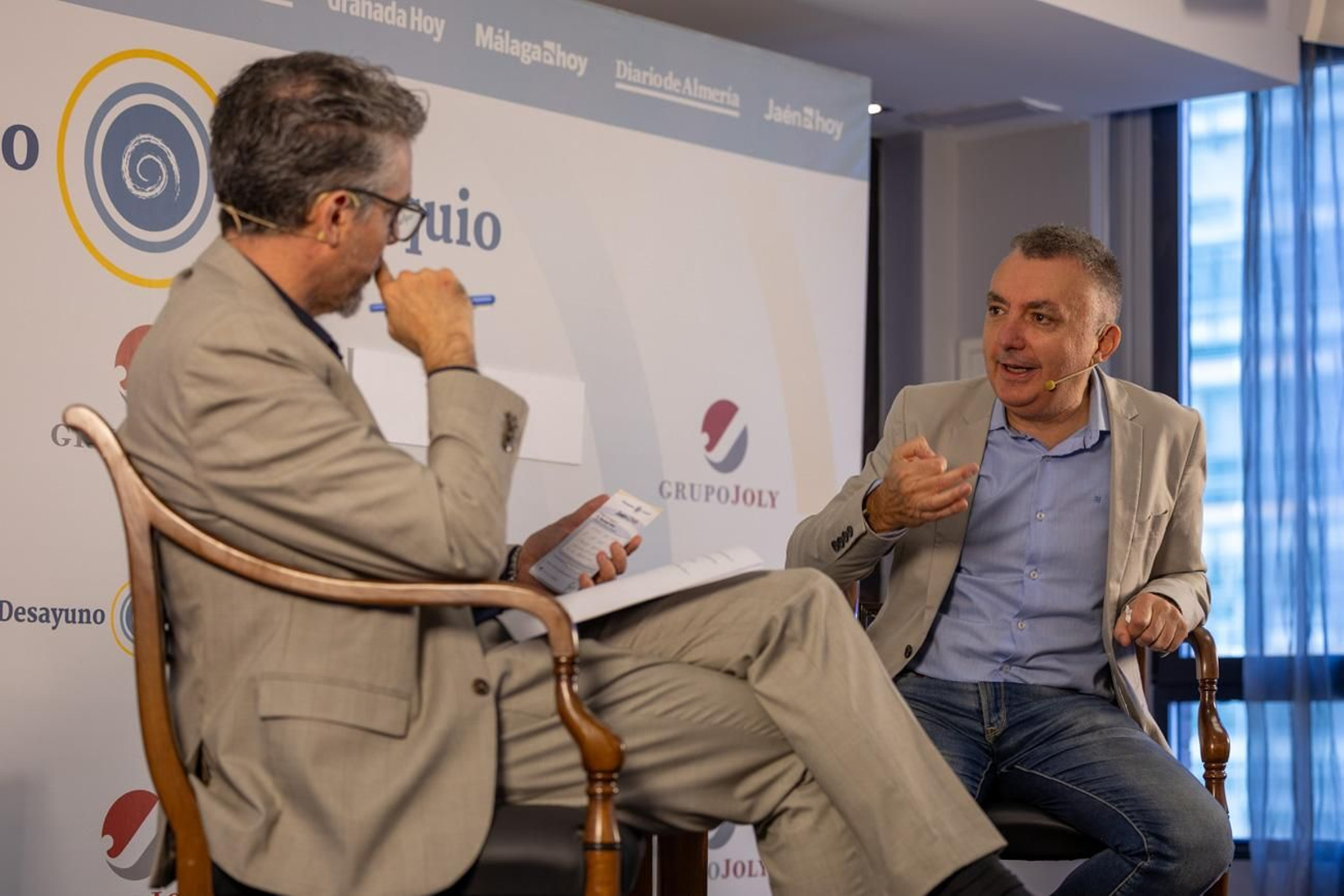 Desayuno y presentación del escritor Manuel Vilas en un encuentro literario dedicado a una de las últimas obras de este autor, 'El mejor libro del mundo'