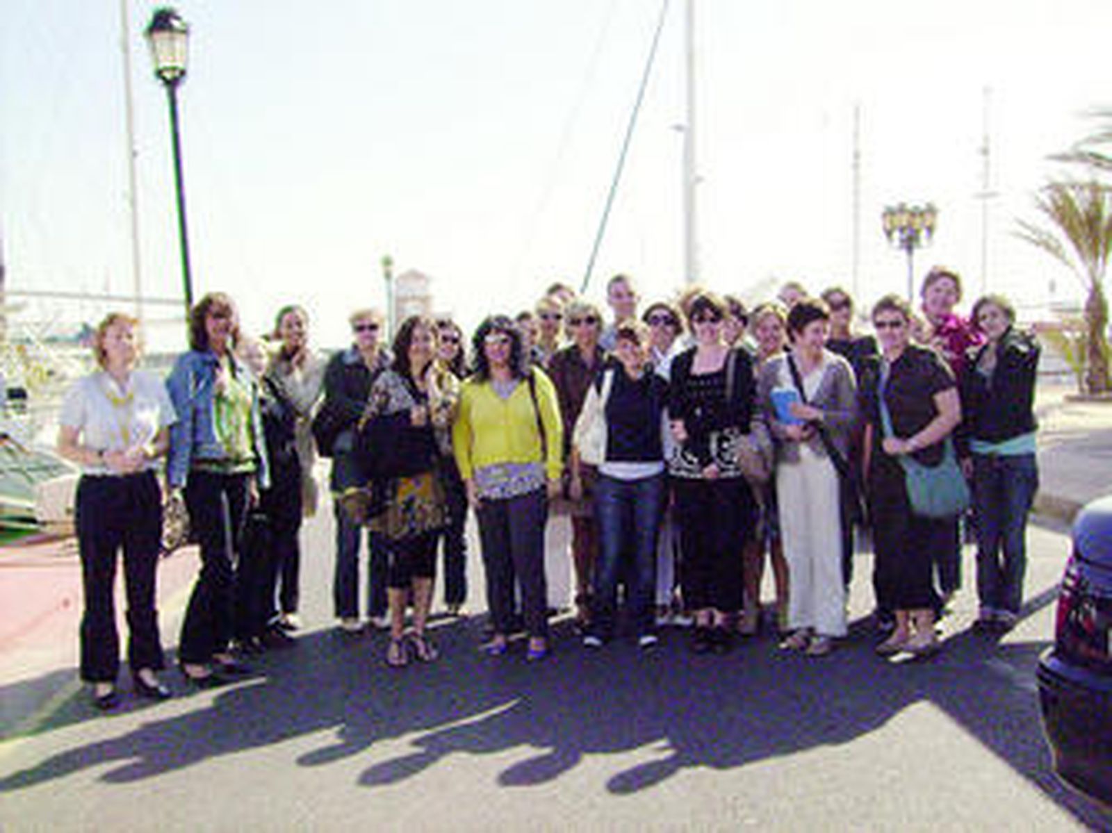 Fernández junto a los profesionales belgas en el puerto de Almerimar.