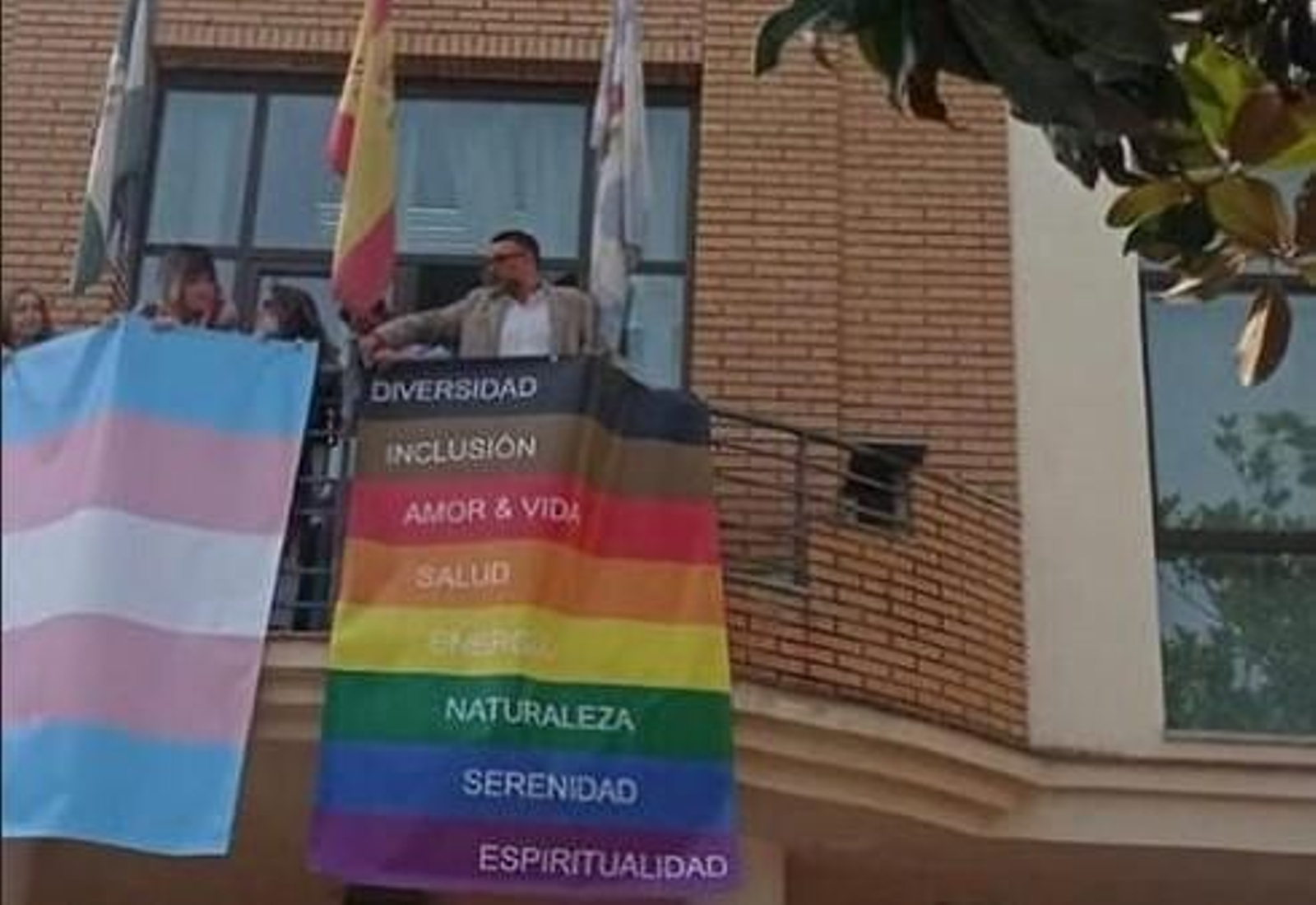 El gobierno de PP y Vox en Vegas del Genil retira las banderas LGTBI y Trans del Ayuntamiento